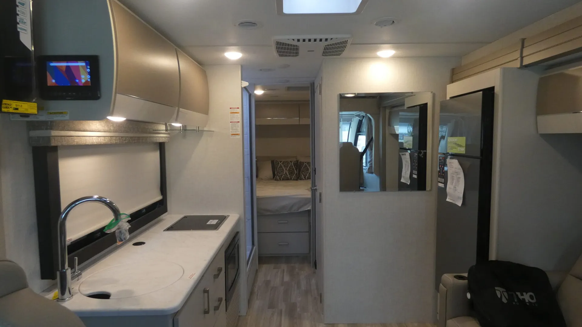 2026 Thor Motor Coach Vegas 26.1 - Photo 3