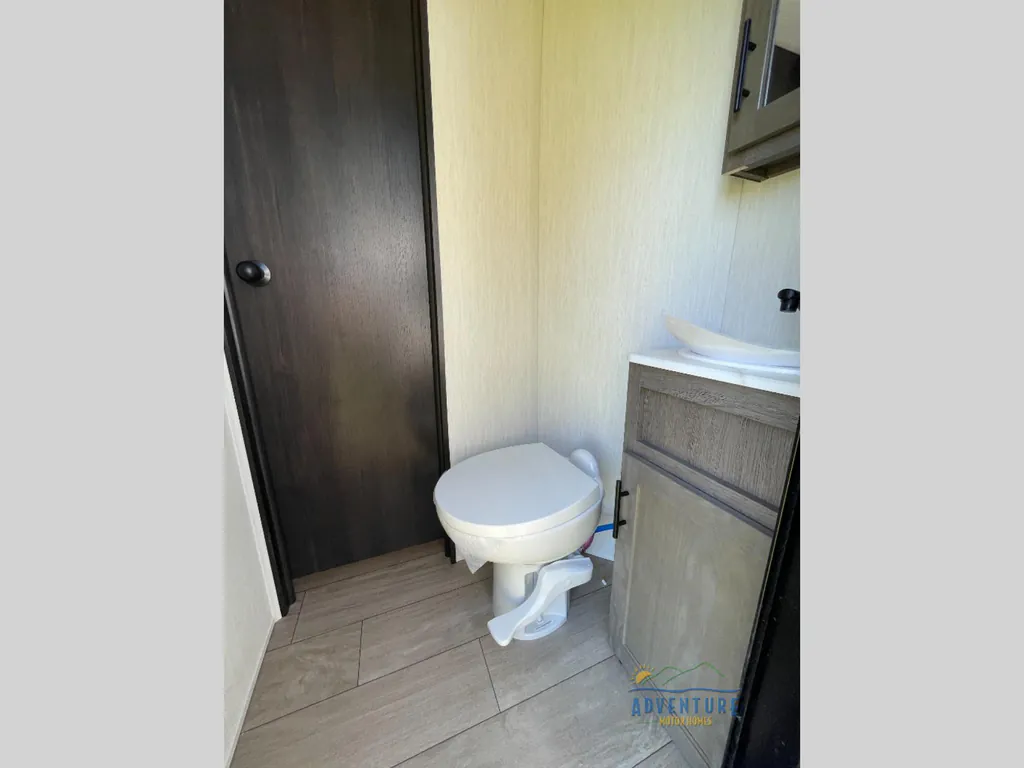 2026 Forest River Cherokee Alpha Wolf 33BH, Photos photo 7