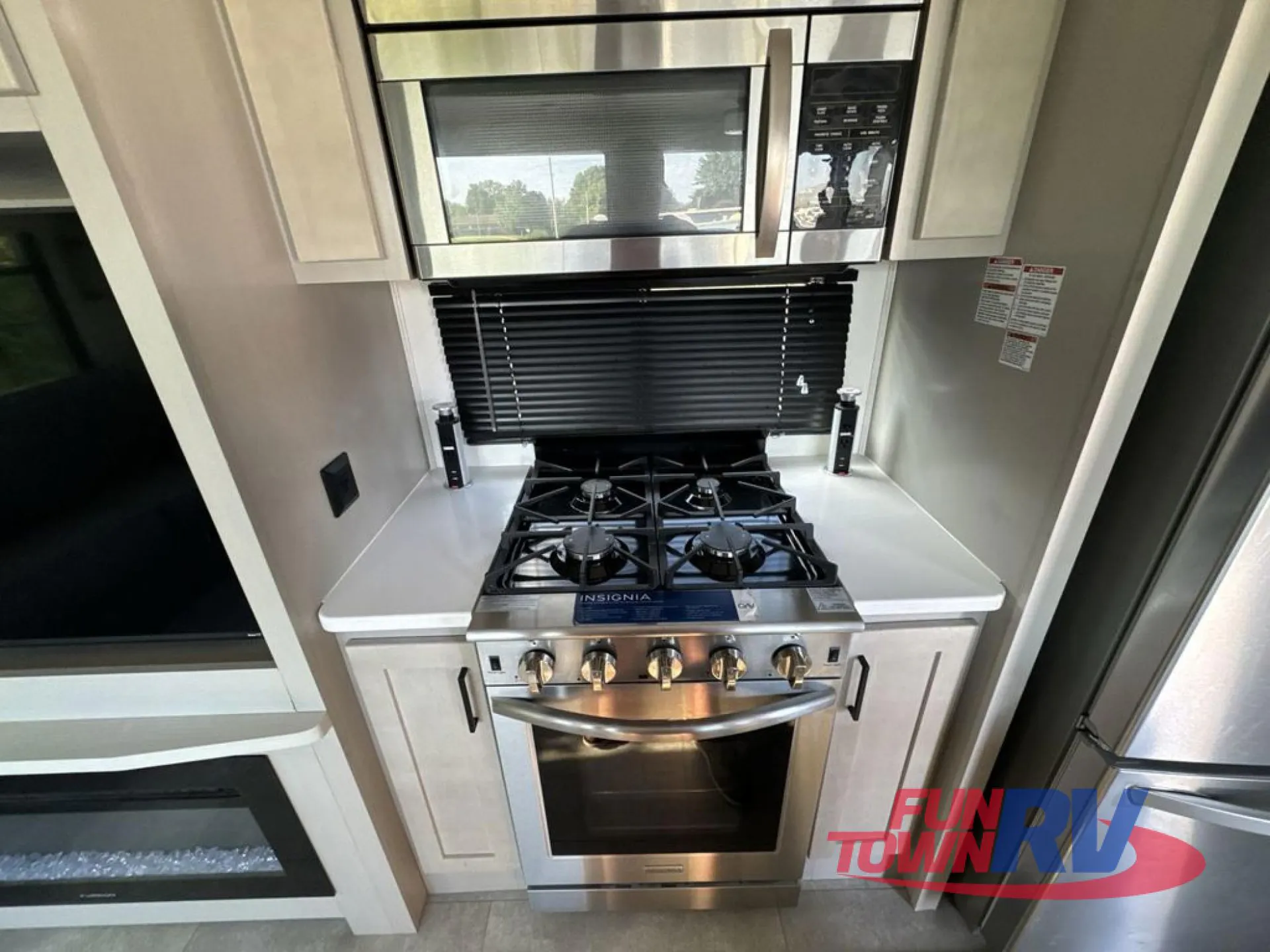 2022 Palomino Columbus 379MB dealer photo 10 from Fun Town RV