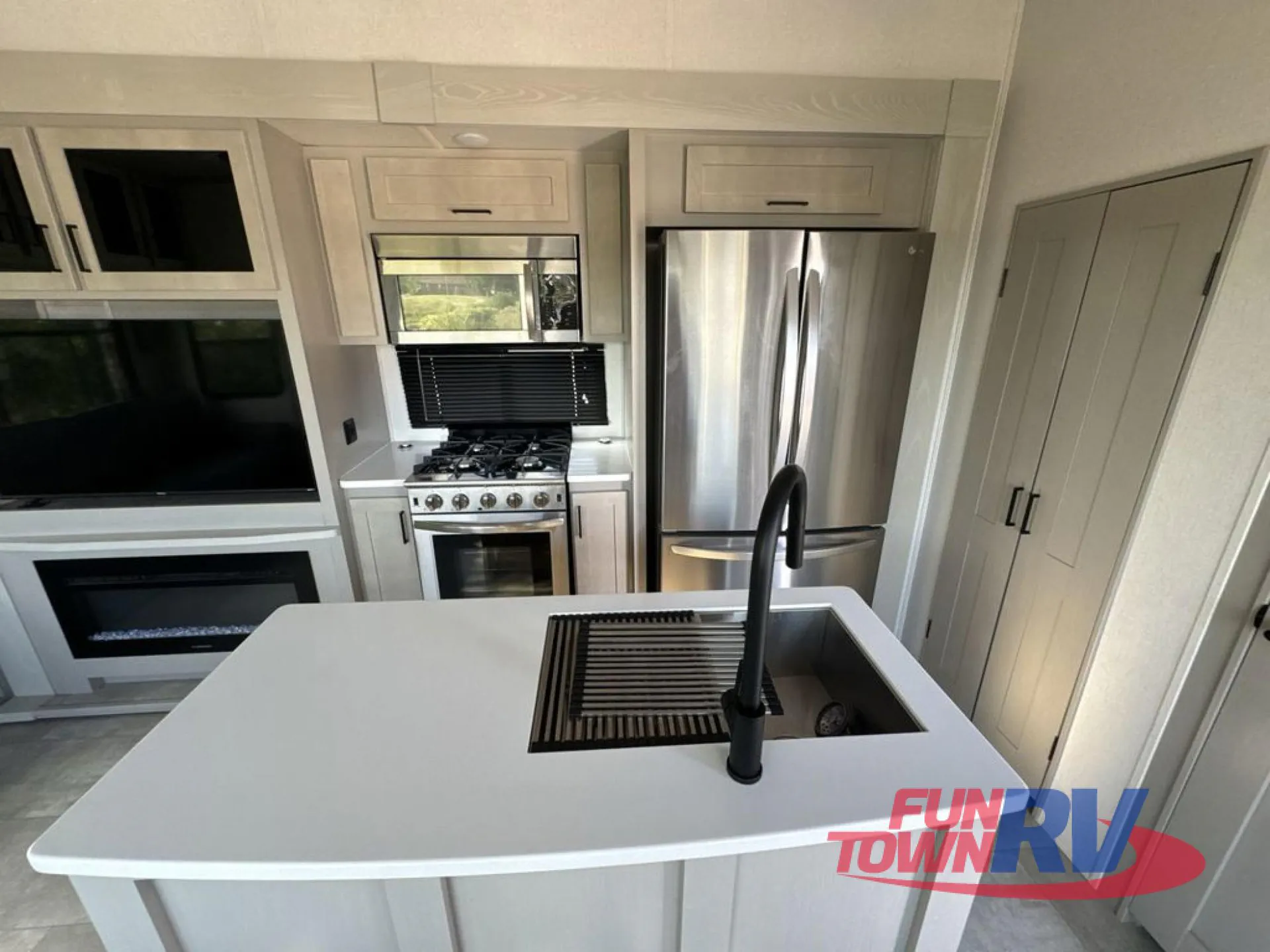 2022 Palomino Columbus 379MB dealer photo 9 from Fun Town RV