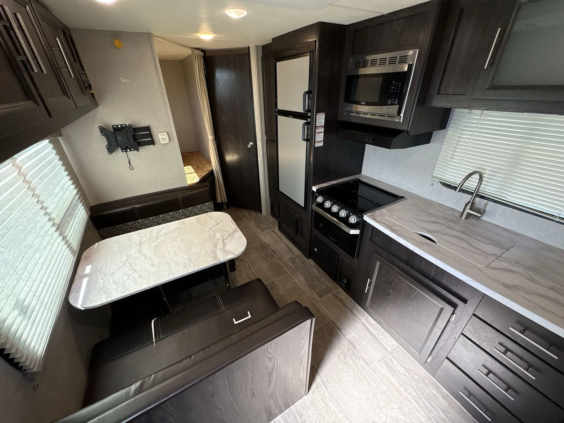 2019 Dutchmen Kodiak Ultra-Lite 227BH — living area main