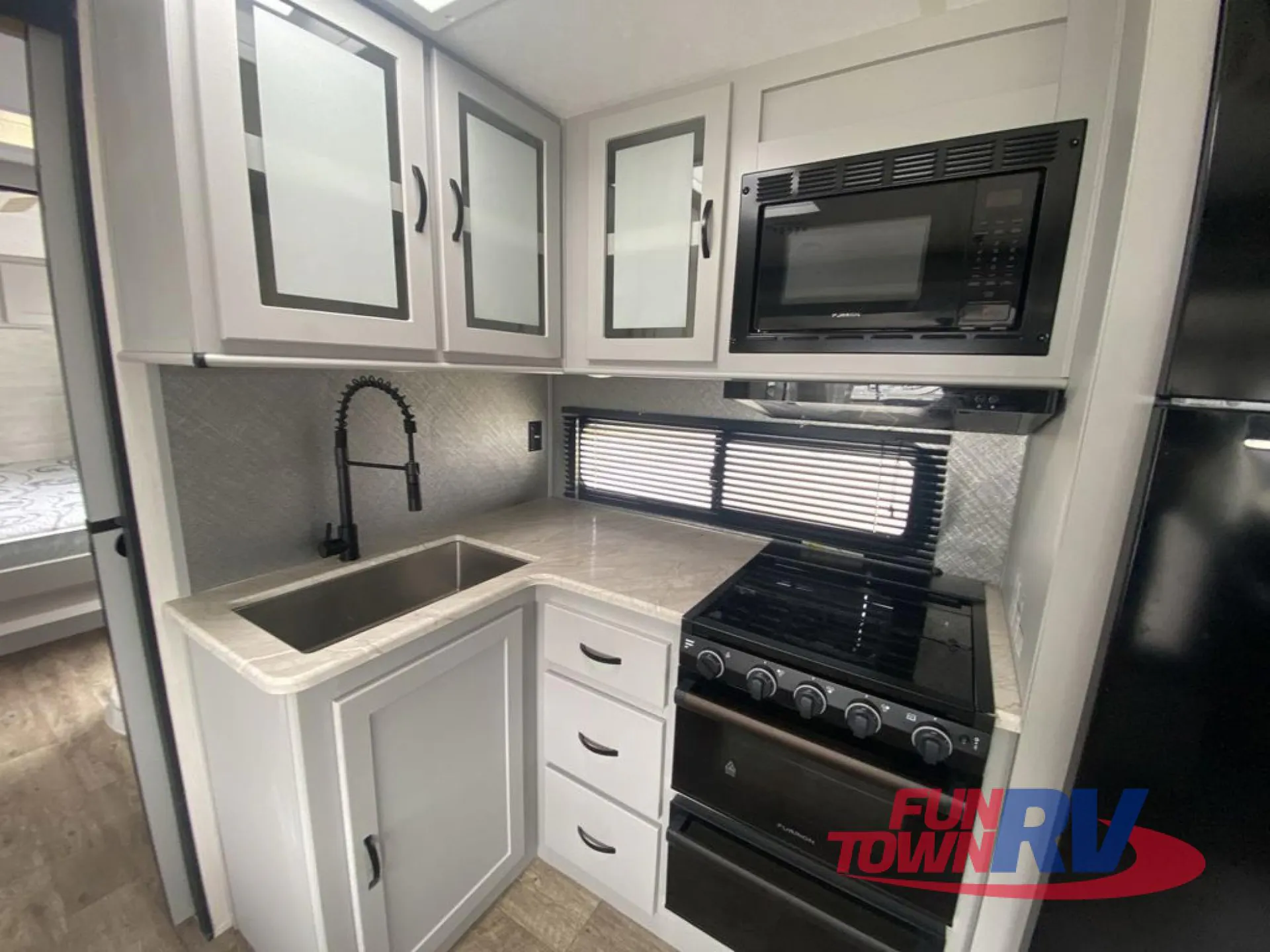 2021 Forest River Vibe 32MS dealer photo 3 from Fun Town RV