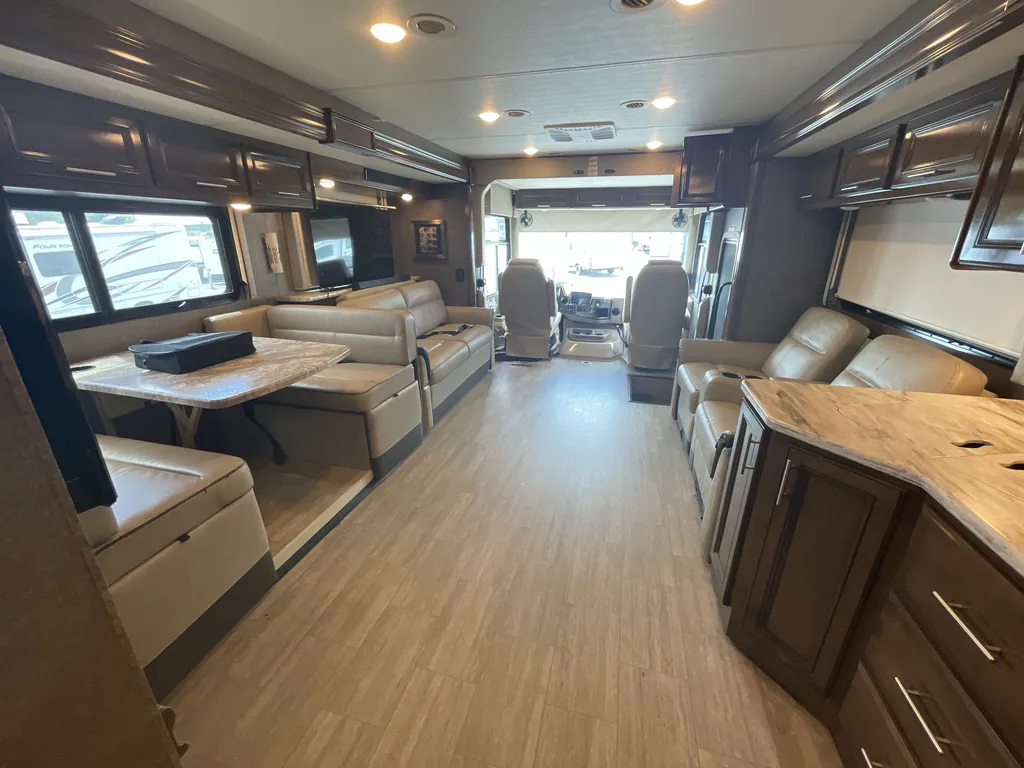 2020 Thor Motor Coach Challenger 35MQ, Photos photo 2