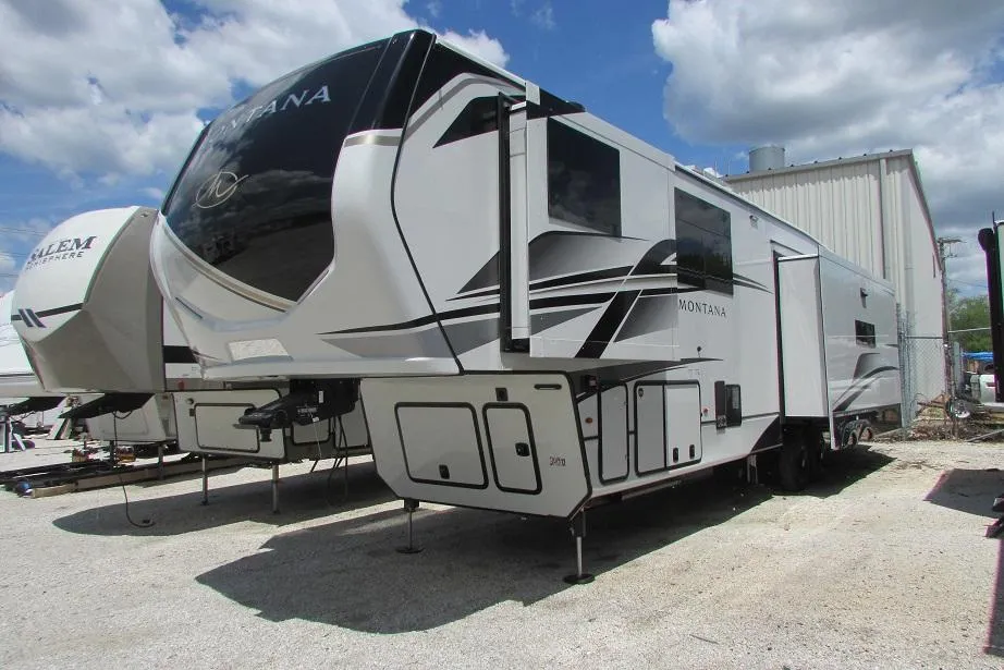 2025 Keystone Montana 3781RL - Photo 2