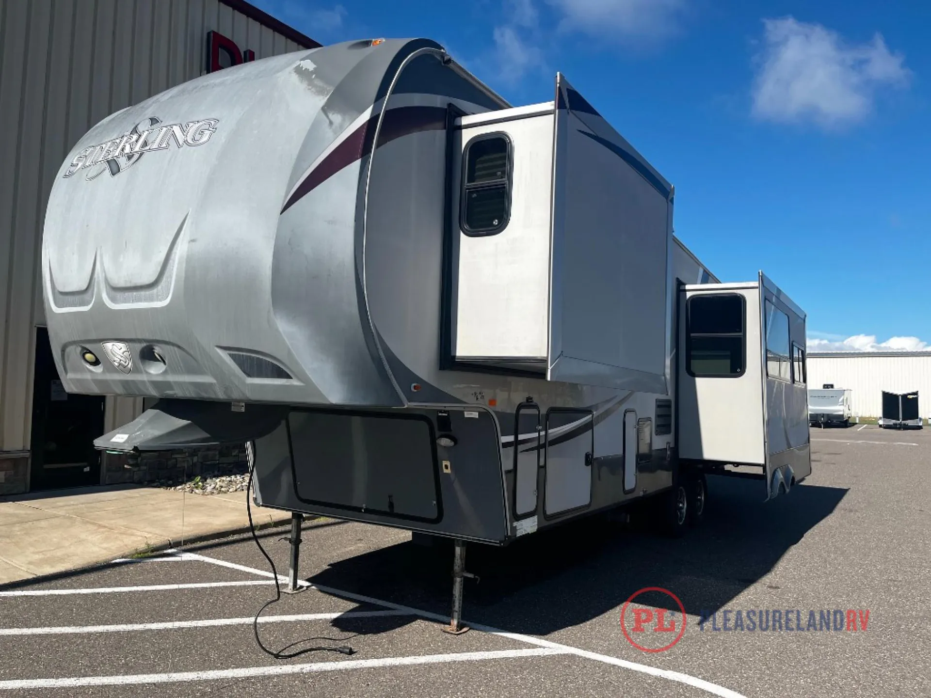2013 Forest River Wildcat Sterling 32RL - Photo 4