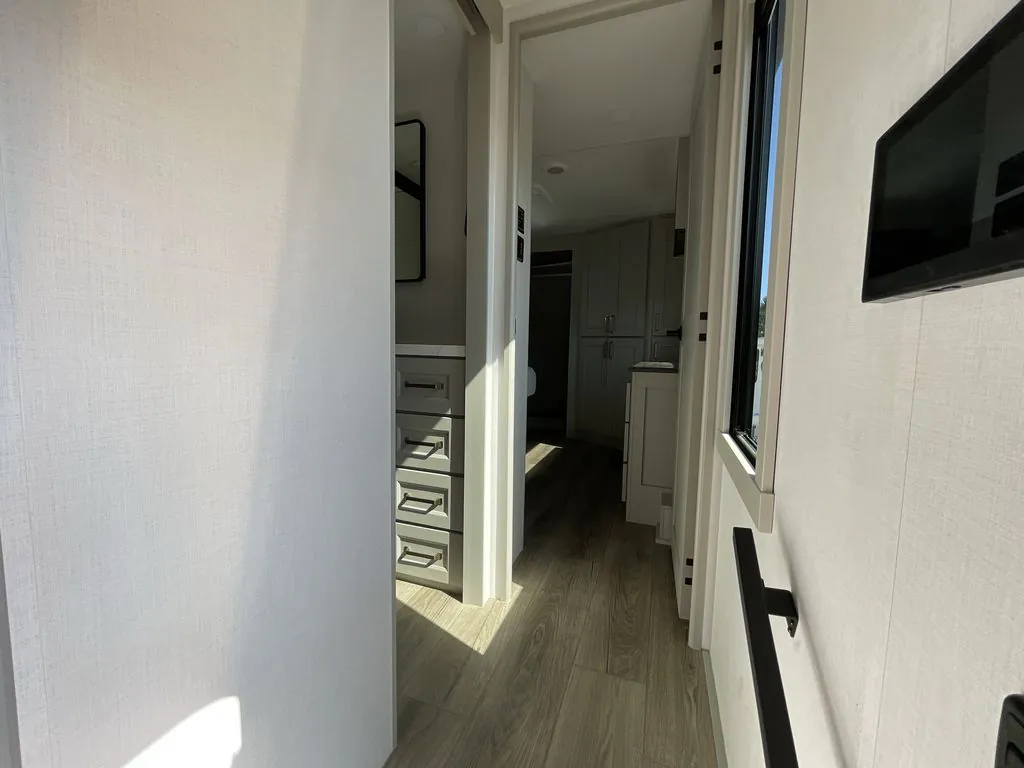 2025 Brinkley Model G 3250, Photos photo 3