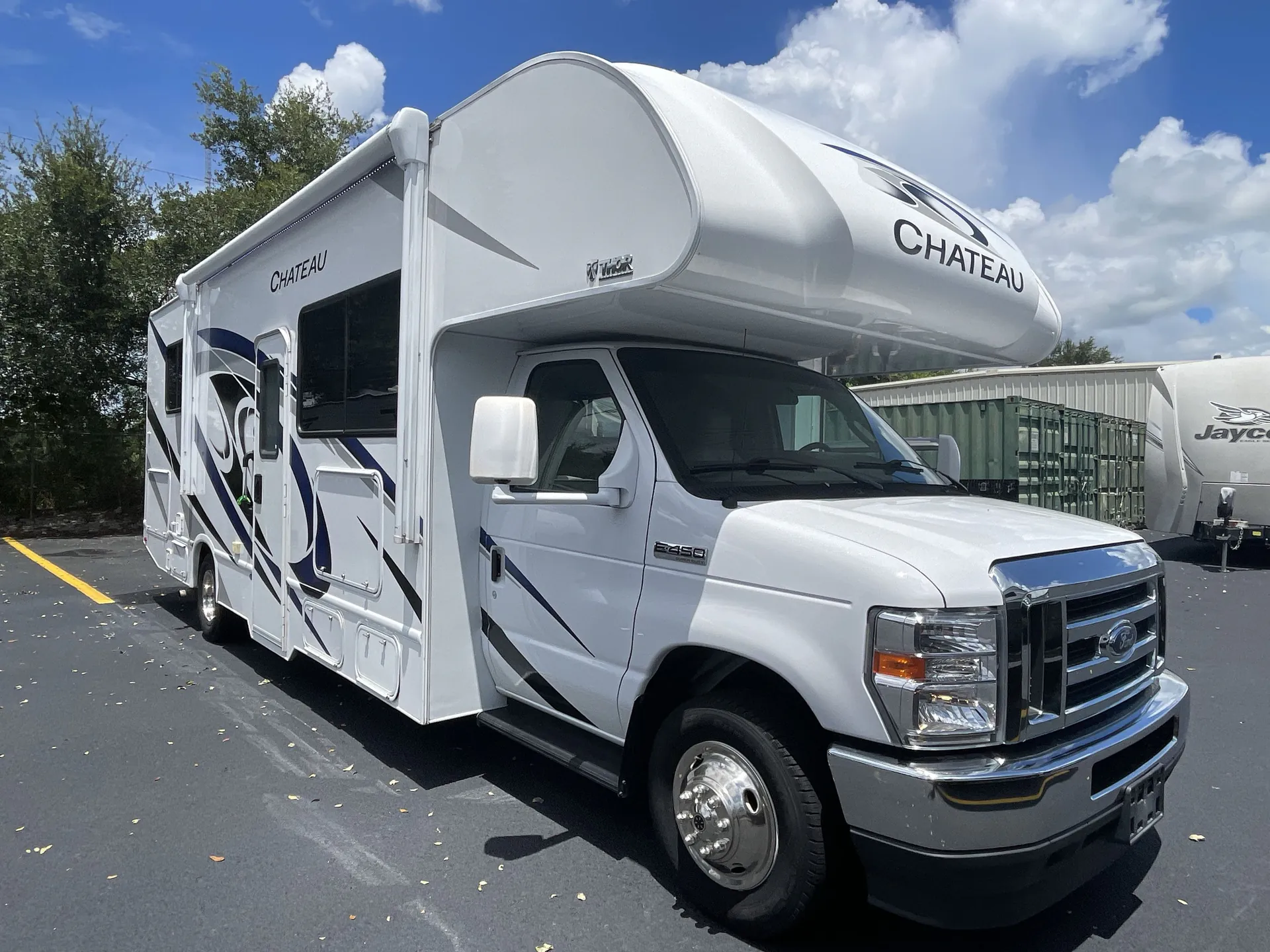 2023 Thor Motor Coach Chateau 28Z - Photo 2