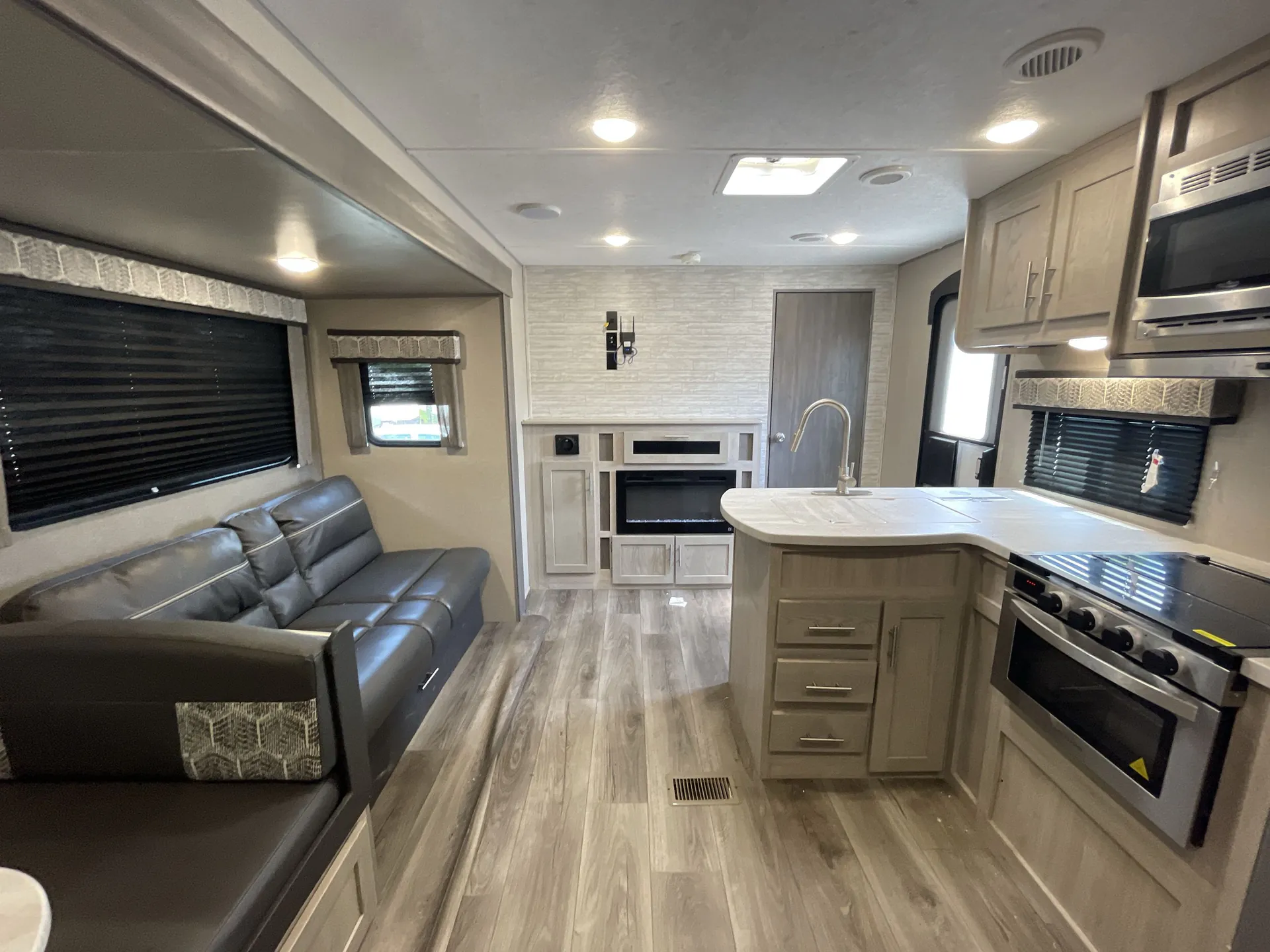 2023 Coachmen Catalina Legacy Edition 323QBTSCK — living area main