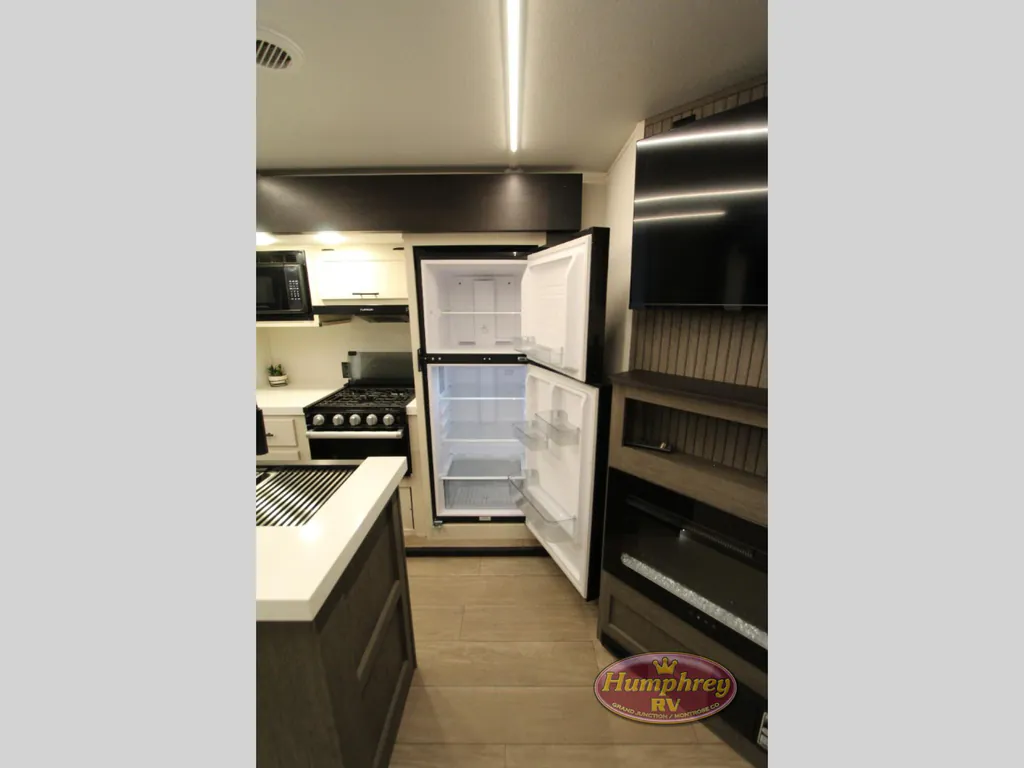2026 Forest River Cherokee Alpha Wolf 33BH, Photos photo 16