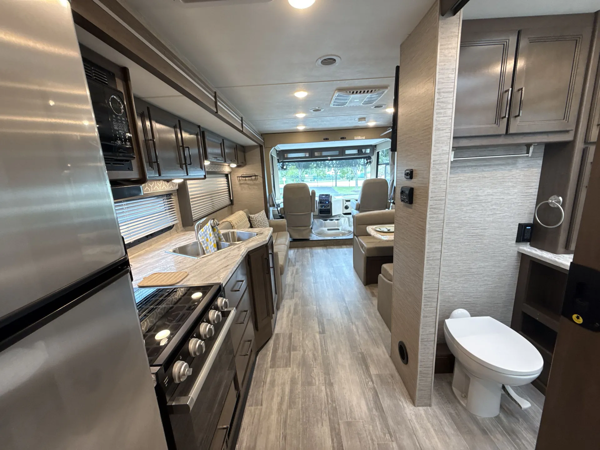 2022 Thor Motor Coach Freedom Traveler A29 — living area main