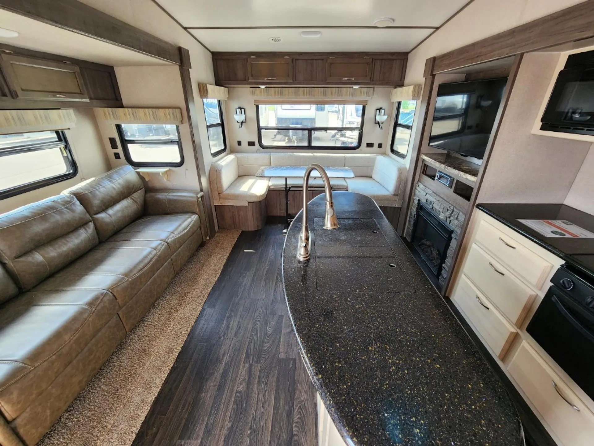 2019 Winnebago Minnie Plus 27RLTS - Photo 3