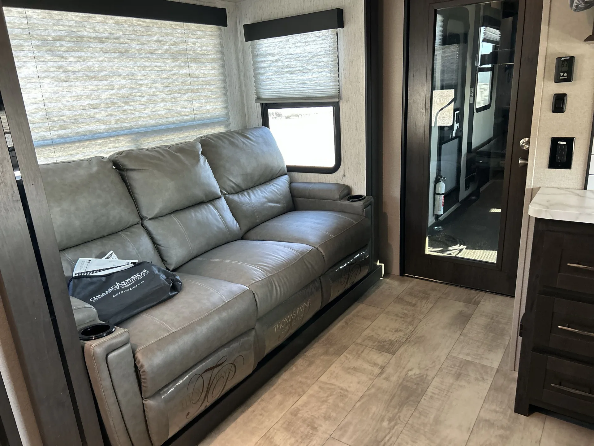 2021 Grand Design Momentum G Class 31G - Photo 4