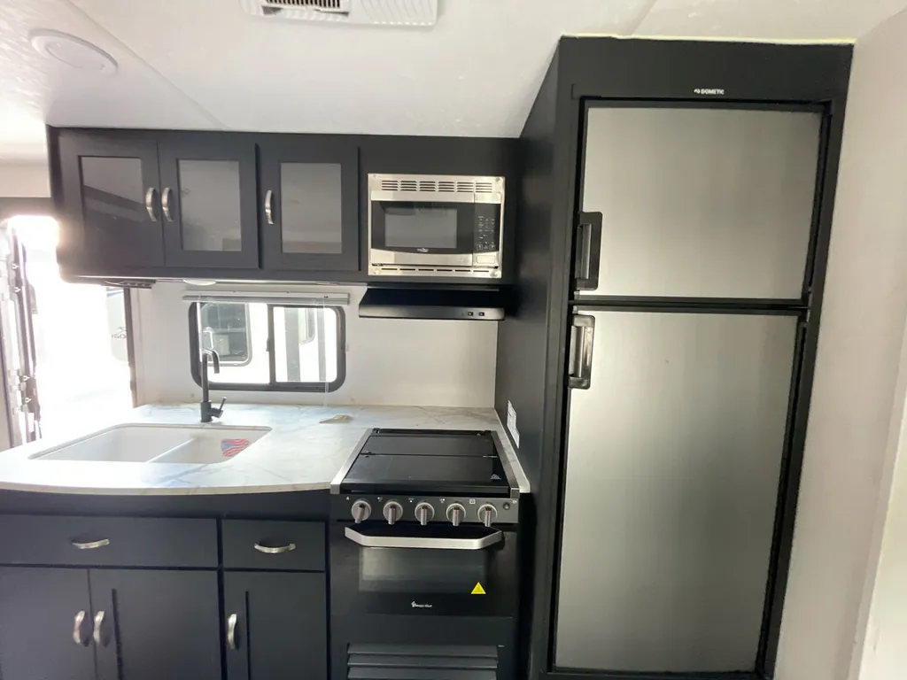 2023 Coachmen Freedom Express Select 29SE, Photos photo 5