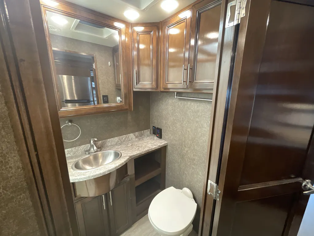 2020 Thor Motor Coach Challenger 35MQ, Photos photo 16