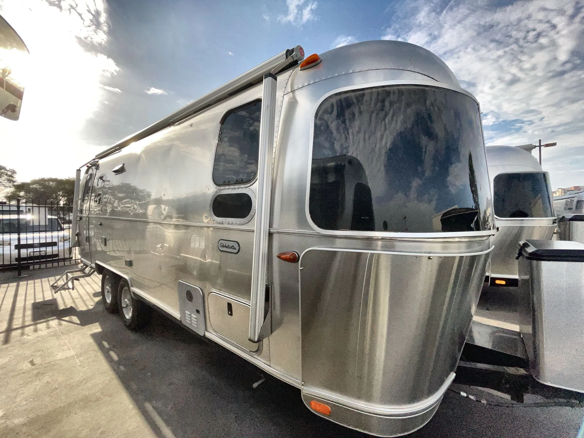 2022 Airstream Globetrotter 23FB Twin - Photo 2