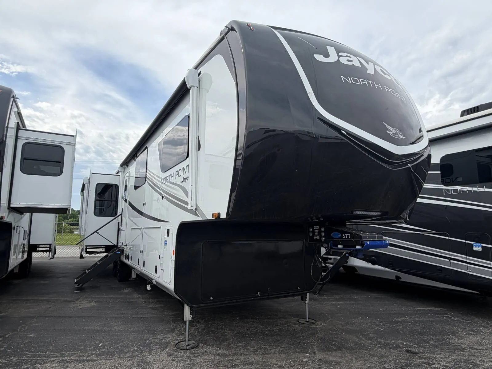 2026 Jayco North Point 377RLBH - Photo 2