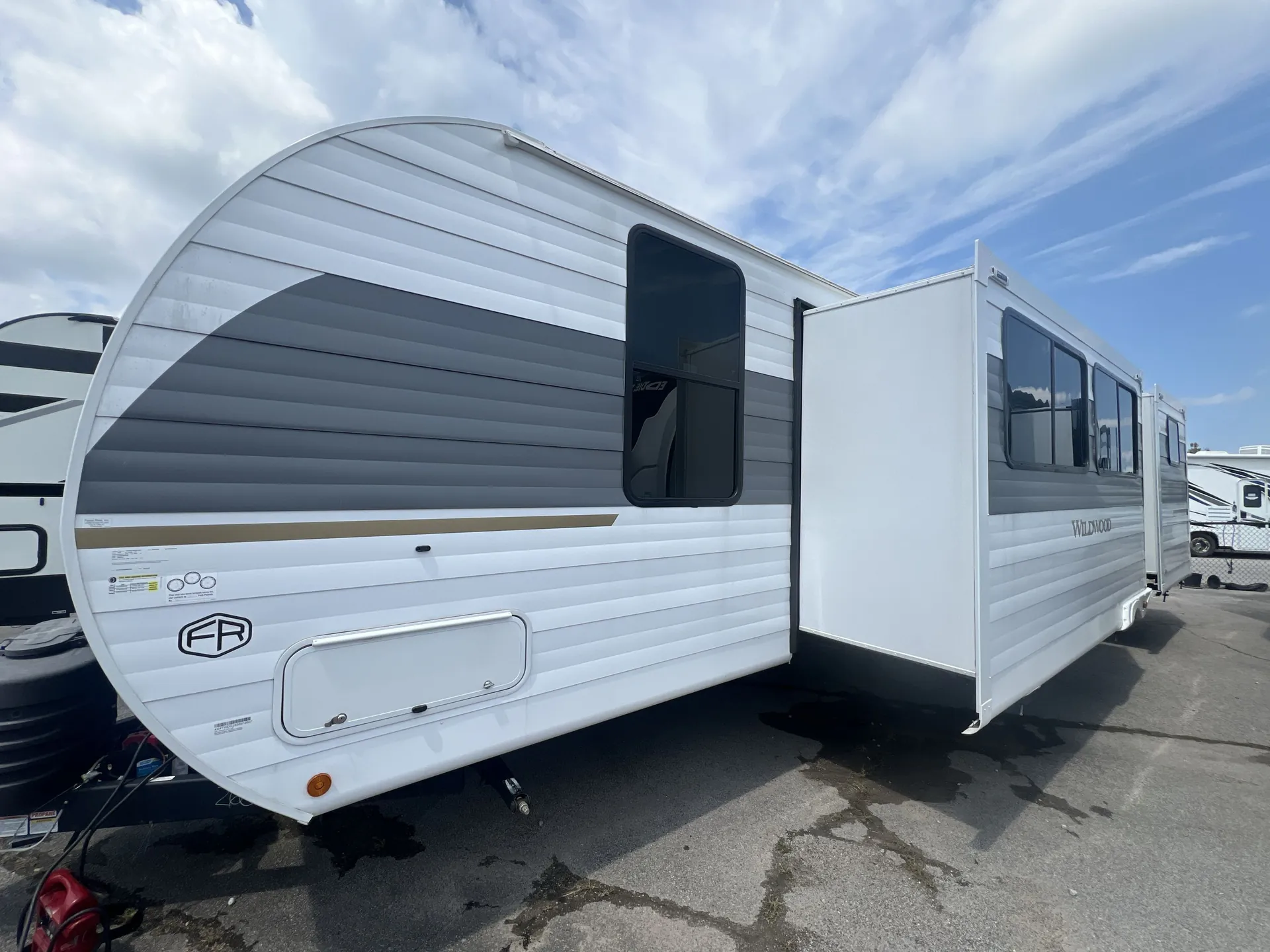 2025 Forest River Wildwood 31KQBTS — off campside