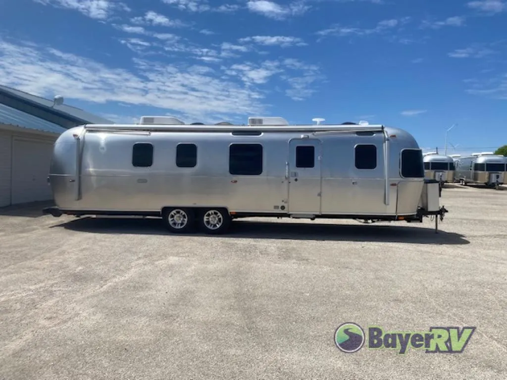 2023 Airstream Classic 33FB - Photo 2
