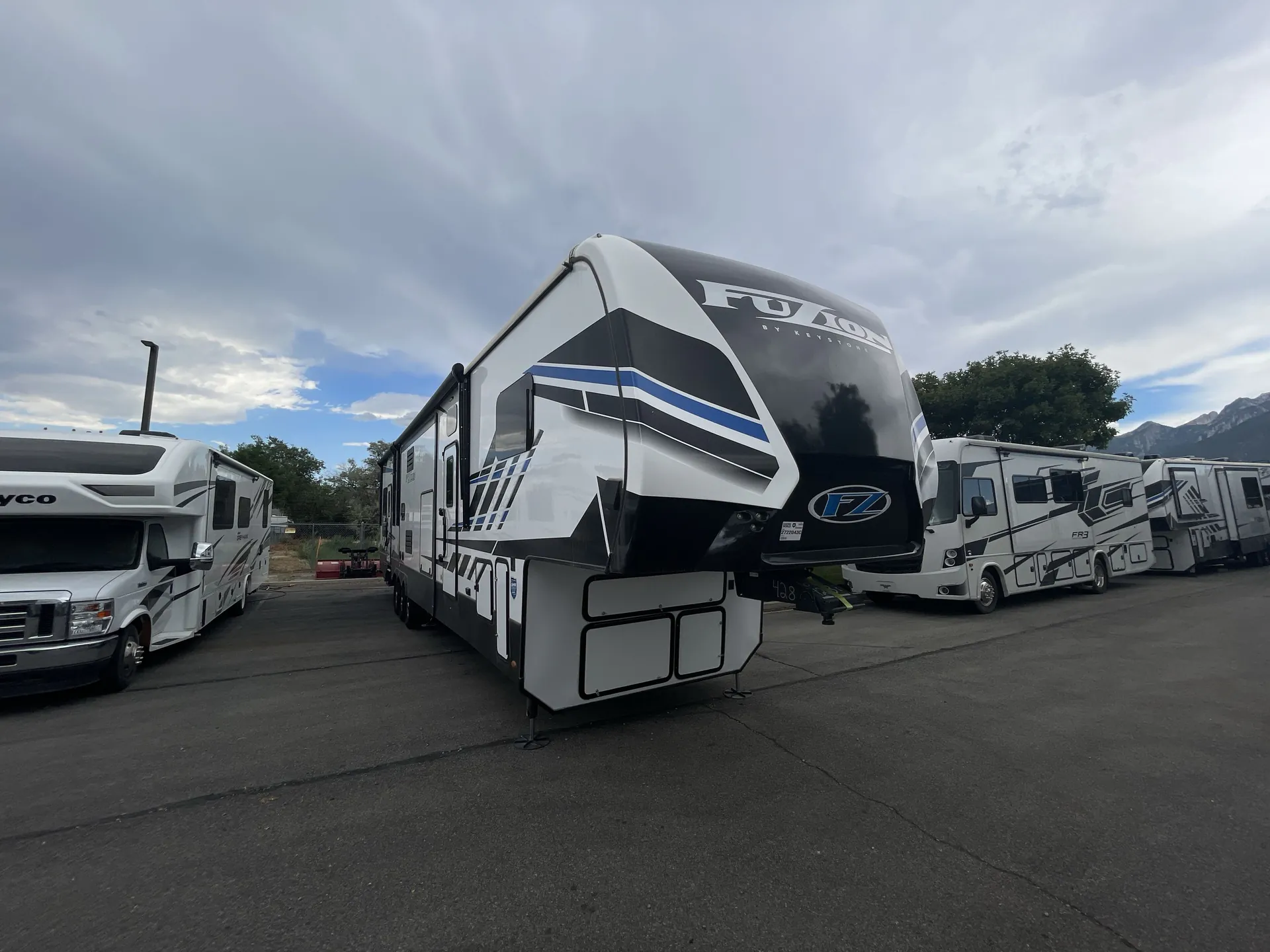 2022 Keystone Fuzion 428 - Photo 2