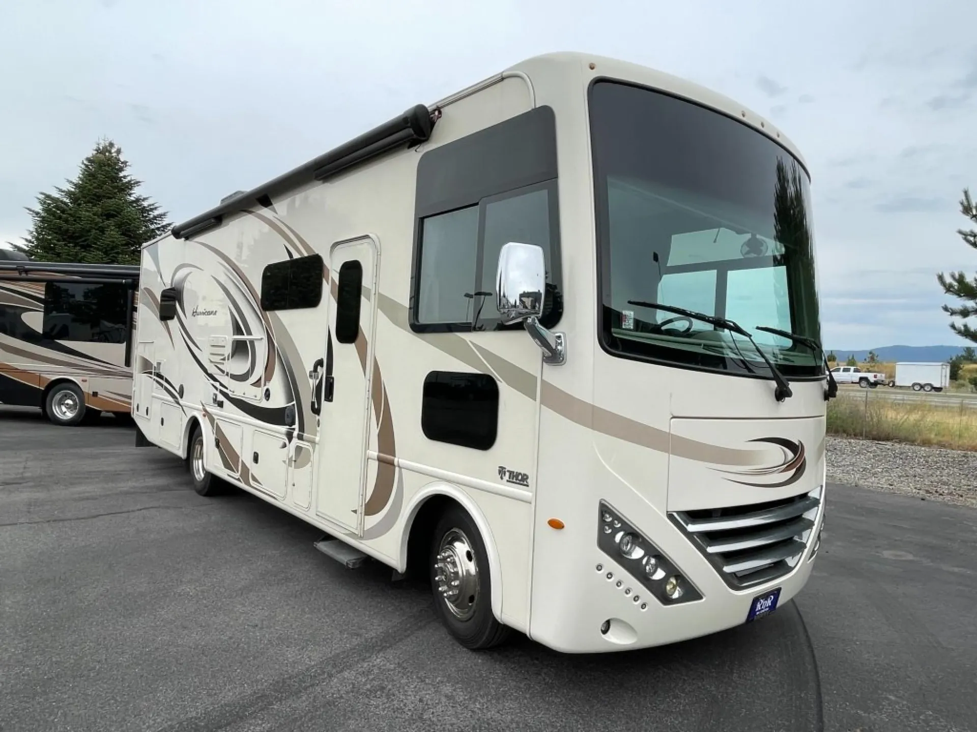 2018 Thor Motor Coach Hurricane 31S - Photo 2