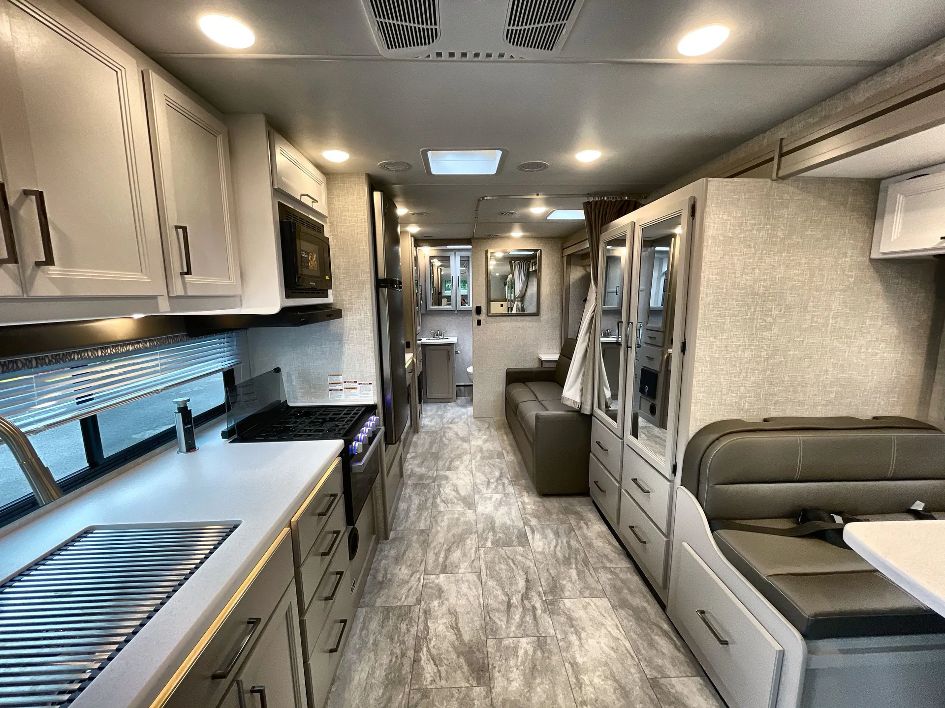 2025 Thor Motor Coach Quantum LP27 — living area main