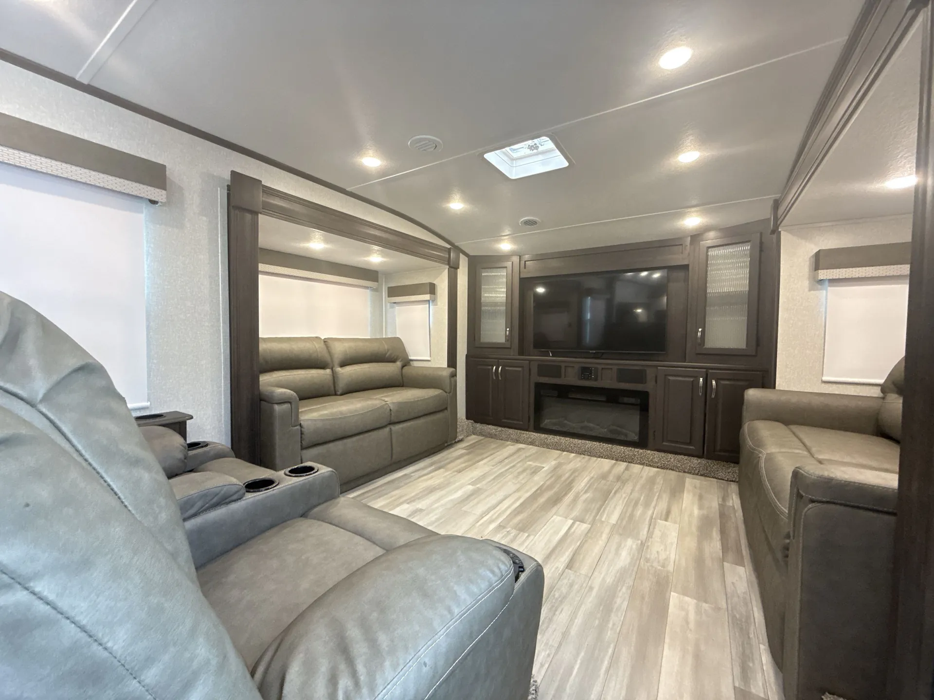 2022 Shasta Phoenix 334FL — living area main