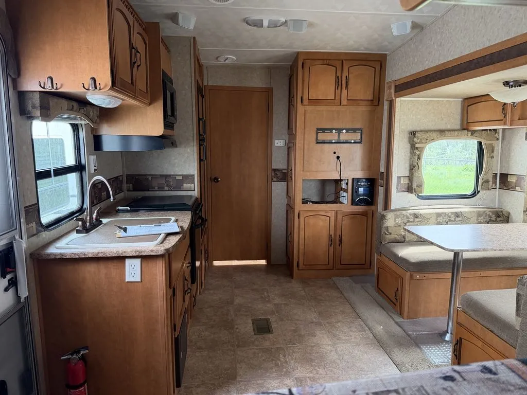 2010 Palomino RV Puma 230 FBS - Photo 3