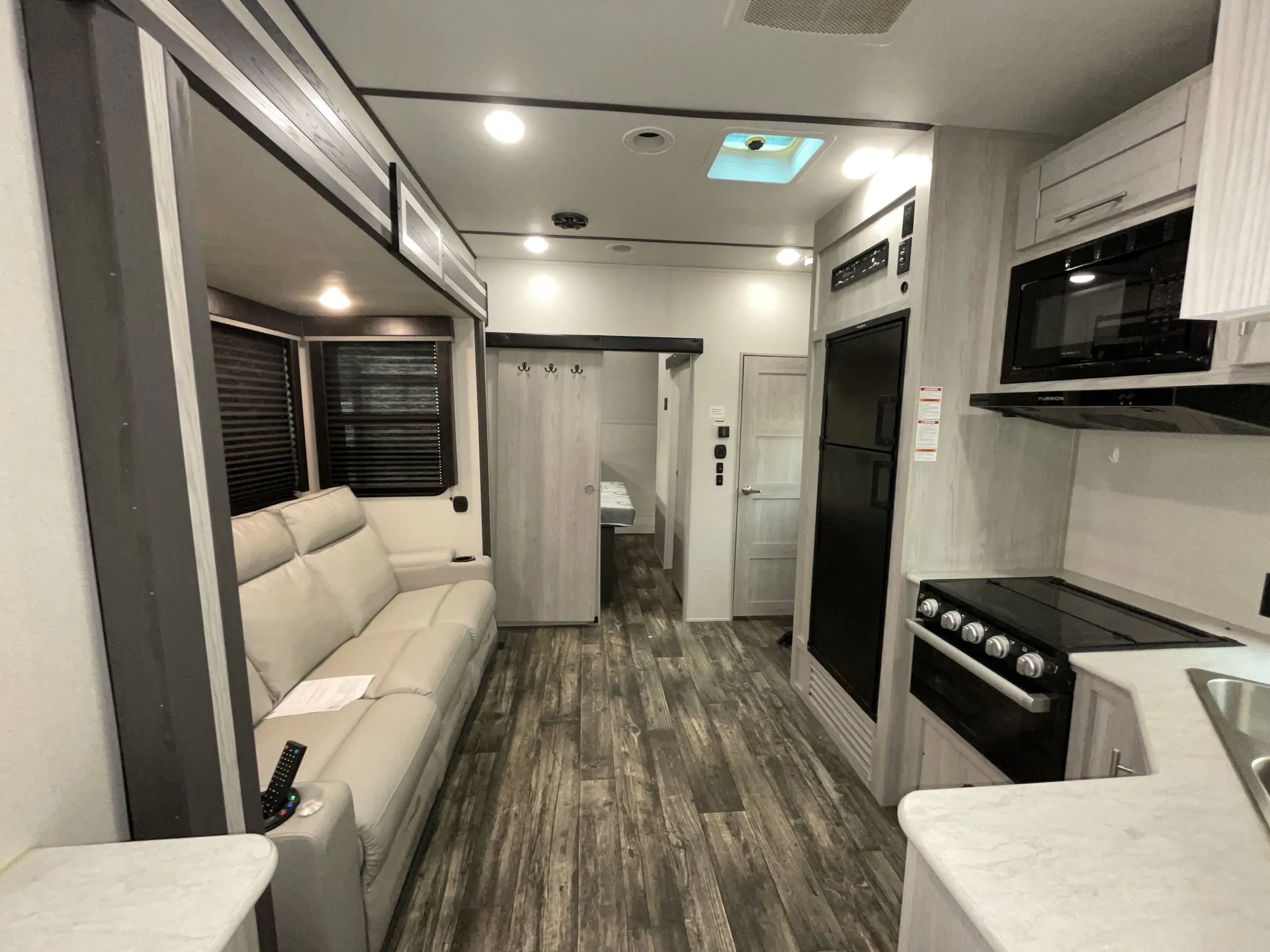 2022 Keystone Impact Vapor Lite 29V — living area main