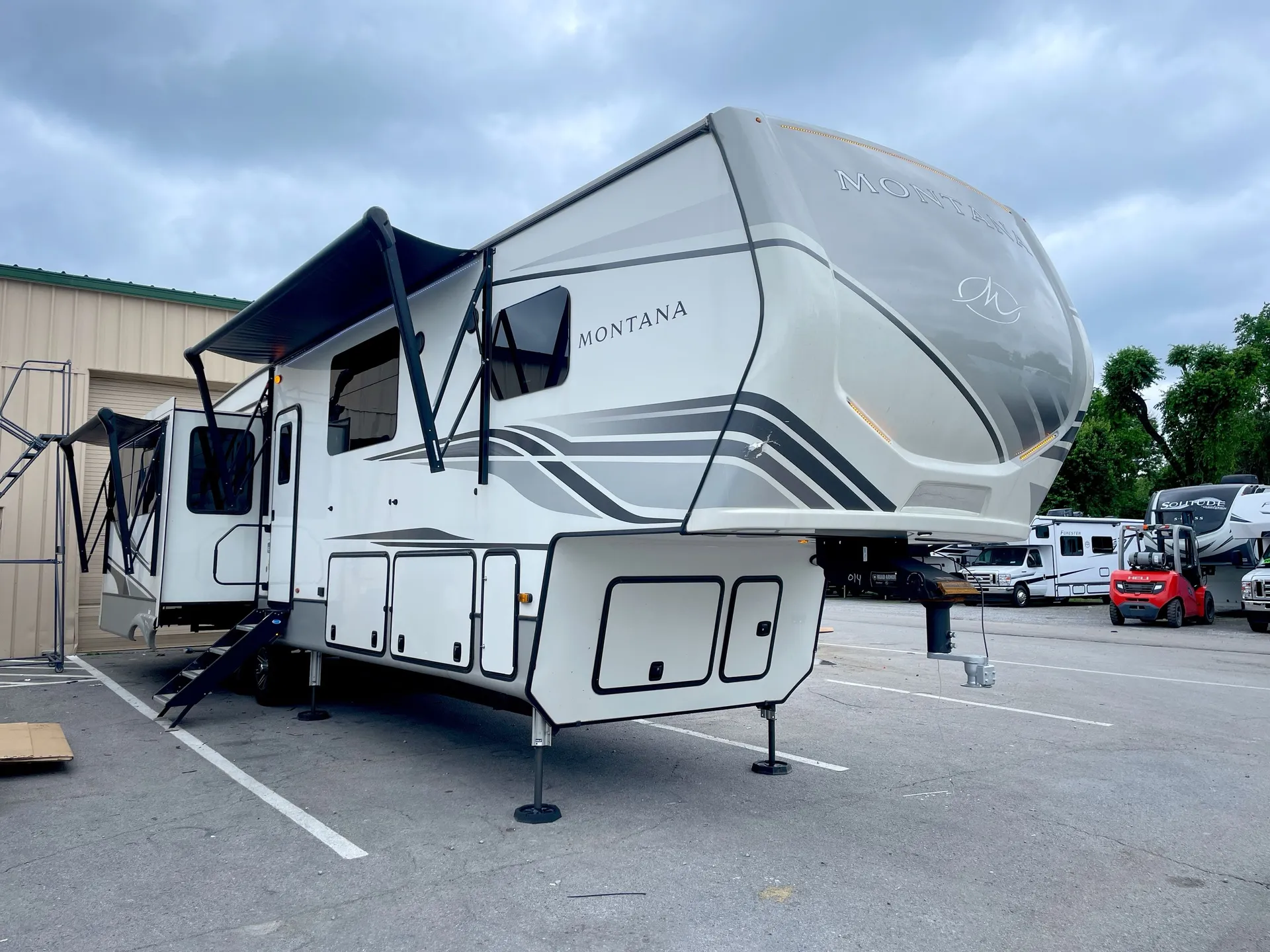 2023 Keystone Montana 3857BR - Photo 2