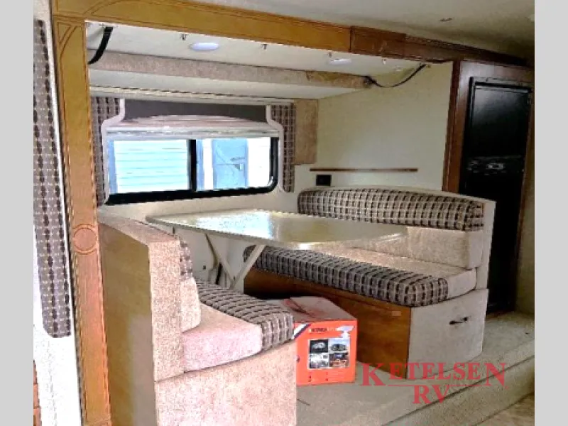 2016 Lance Long Bed 1172 - Photo 4