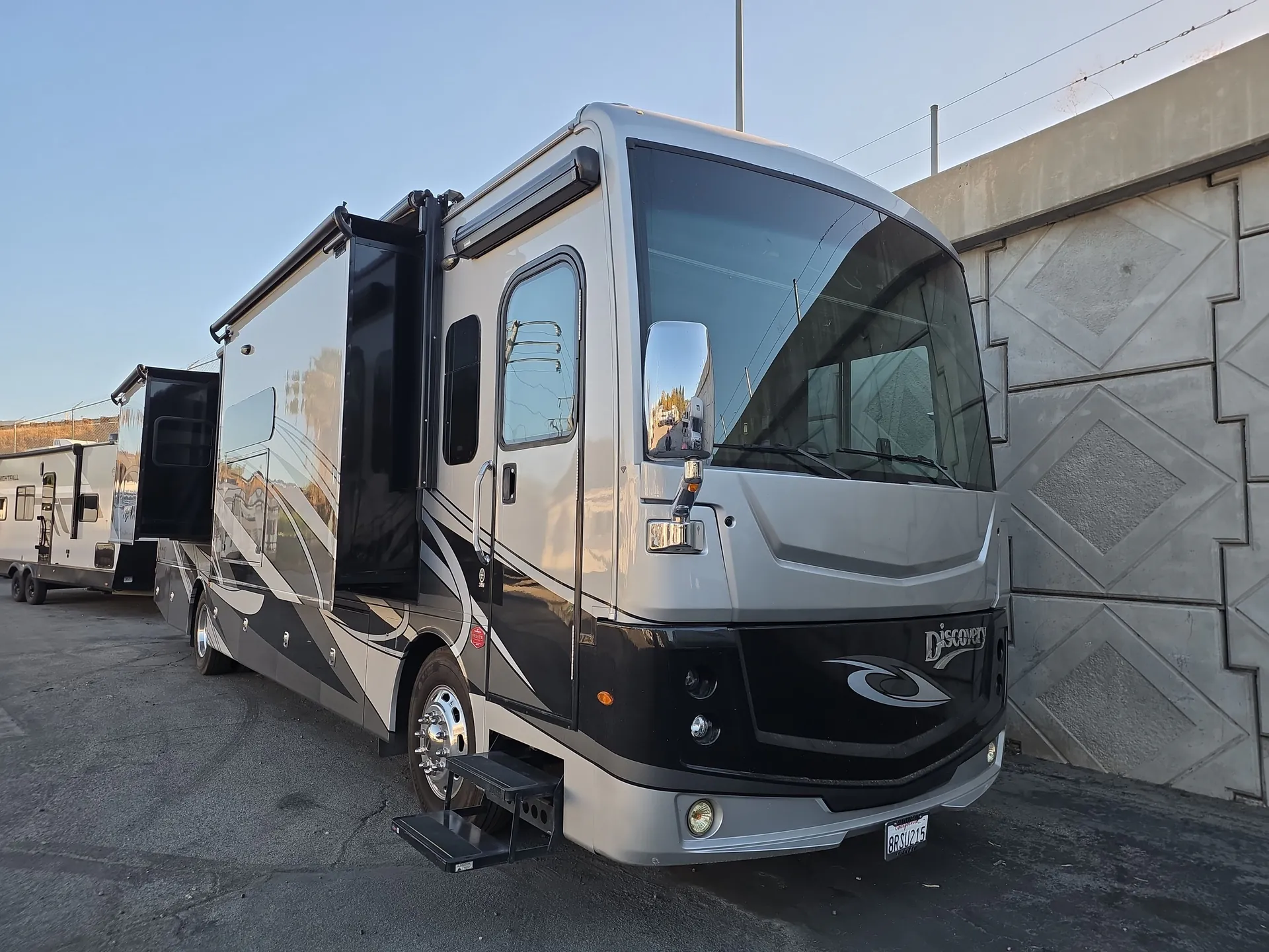 2020 Fleetwood Discovery 38N - Photo 2