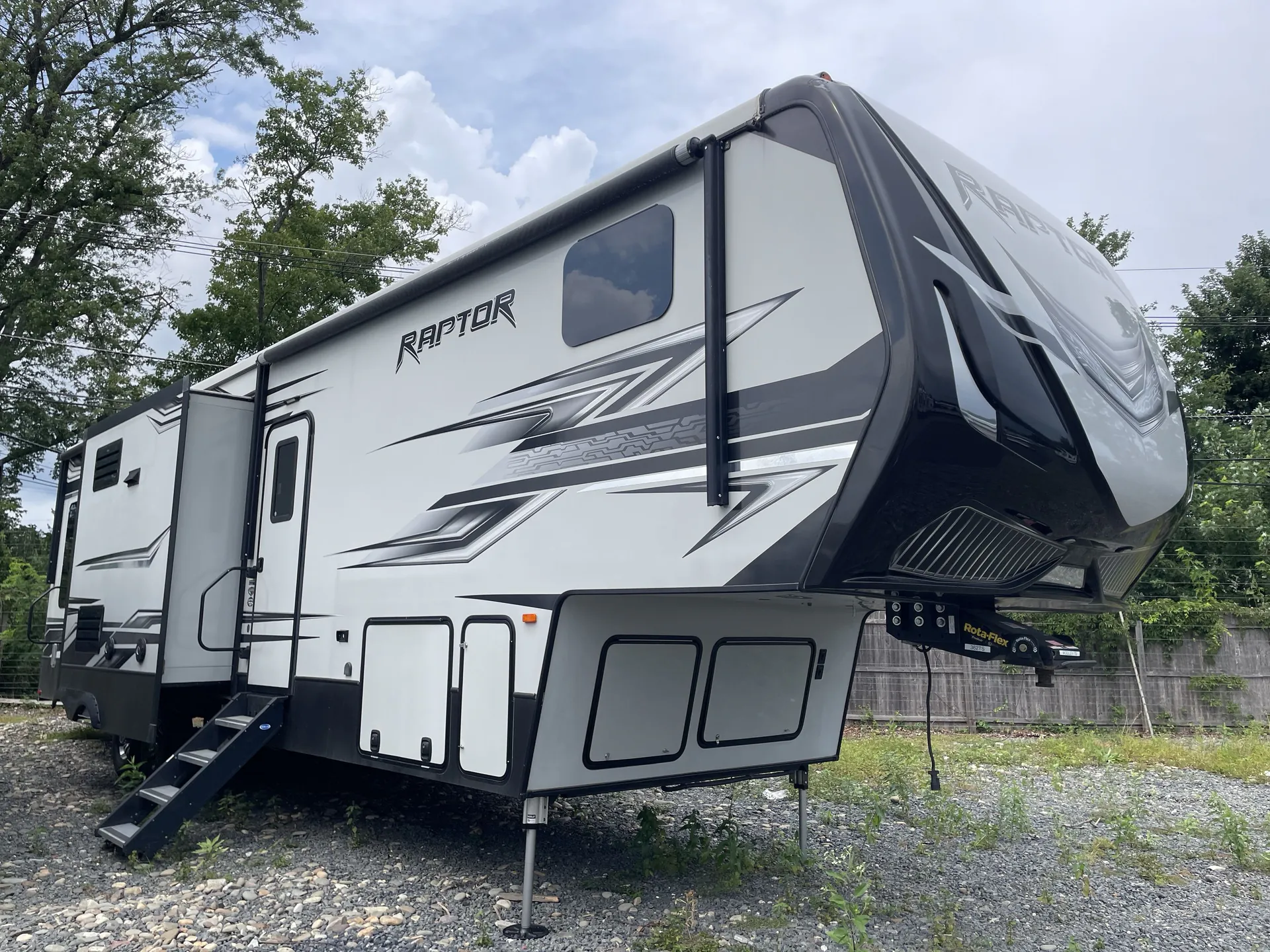 2018 Keystone Raptor 362 - Photo 2