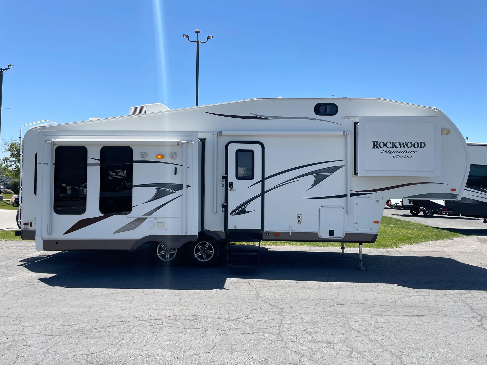 2014 Forest River Rockwood Signature Ultra Lite 8289WS — campside