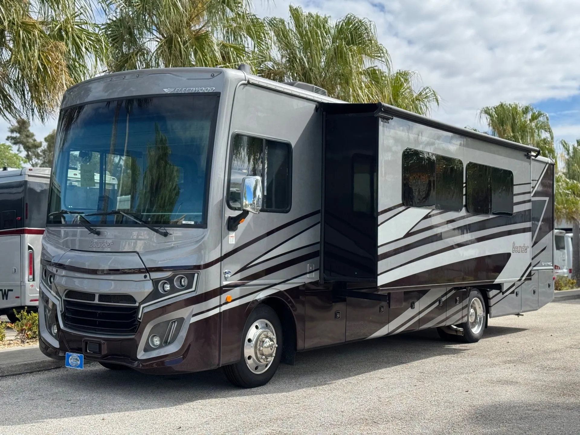 2024 Fleetwood Bounder 35K - Photo 3