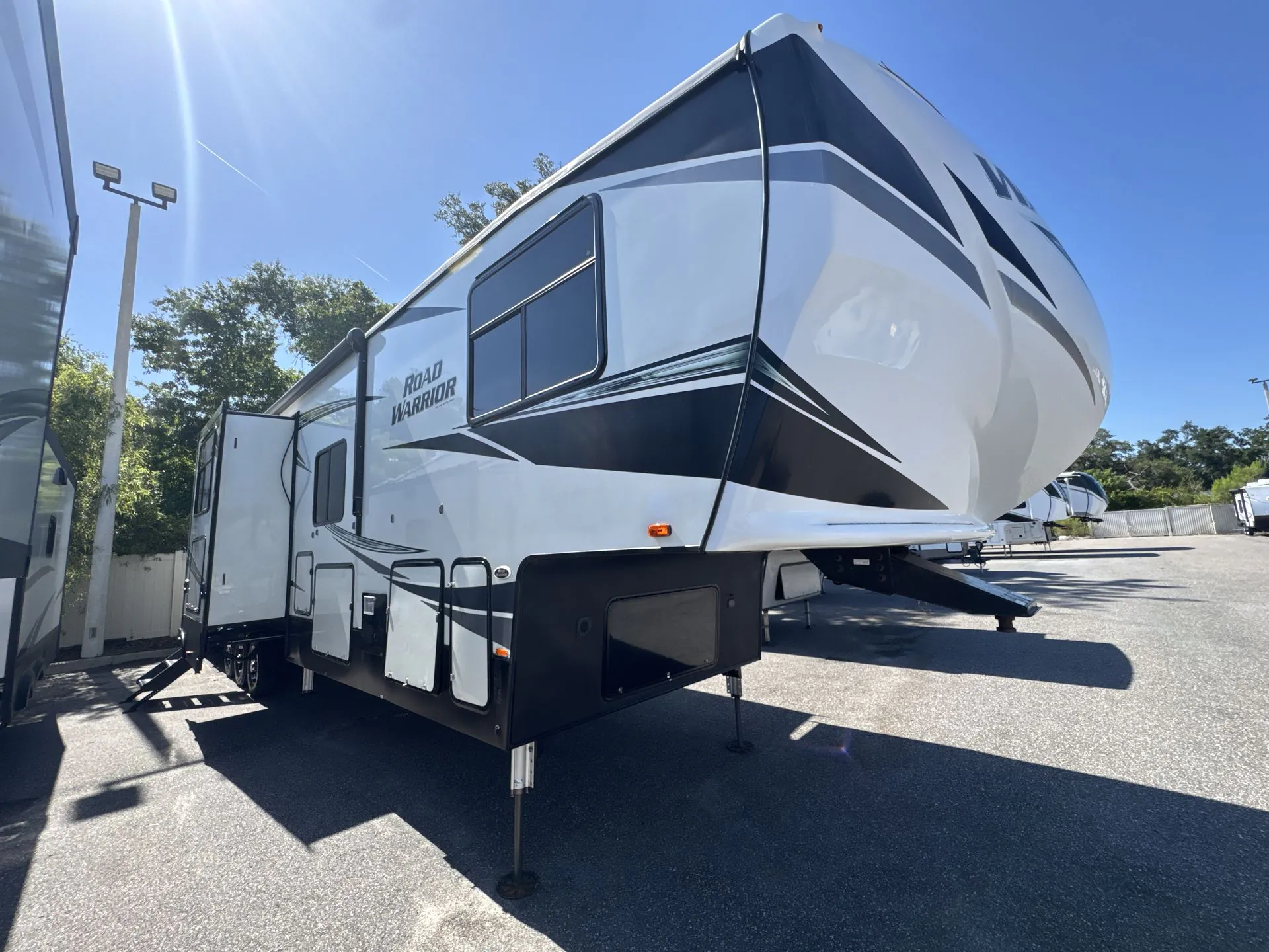 2019 Heartland Road Warrior 430 - Photo 4