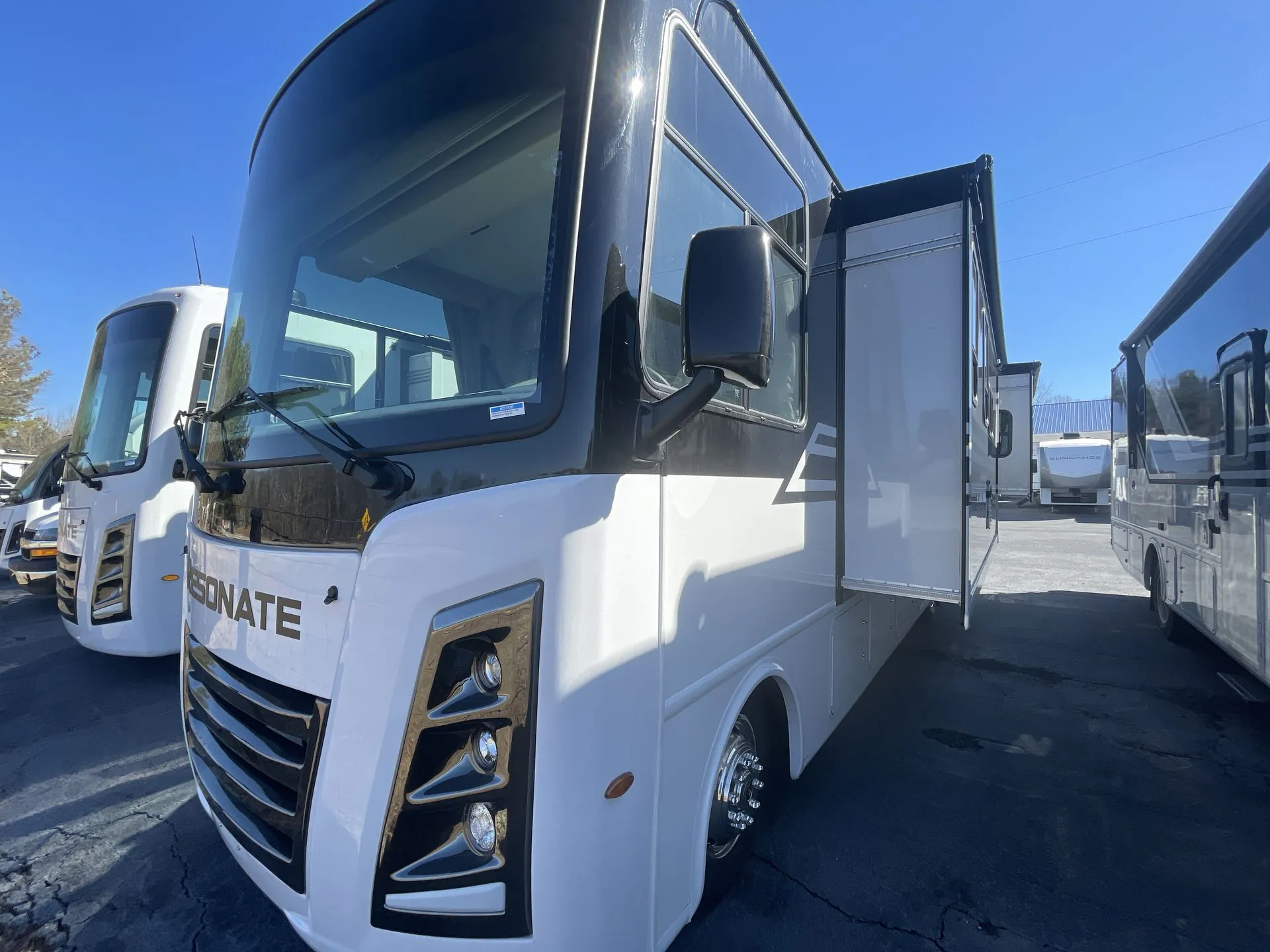 2026 Thor Motor Coach Resonate 30C - Photo 3