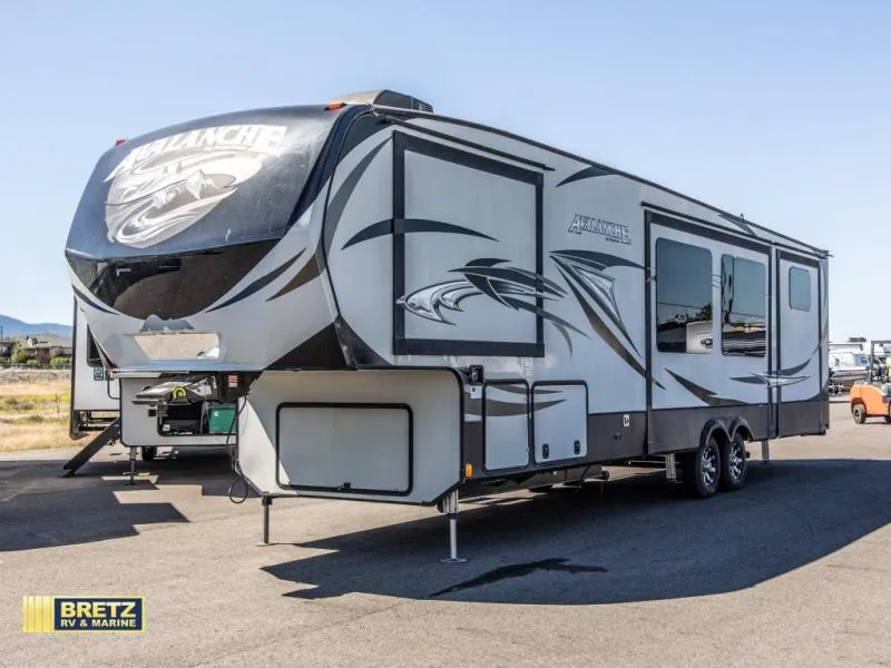 2017 Keystone Avalanche 361TG - Photo 2