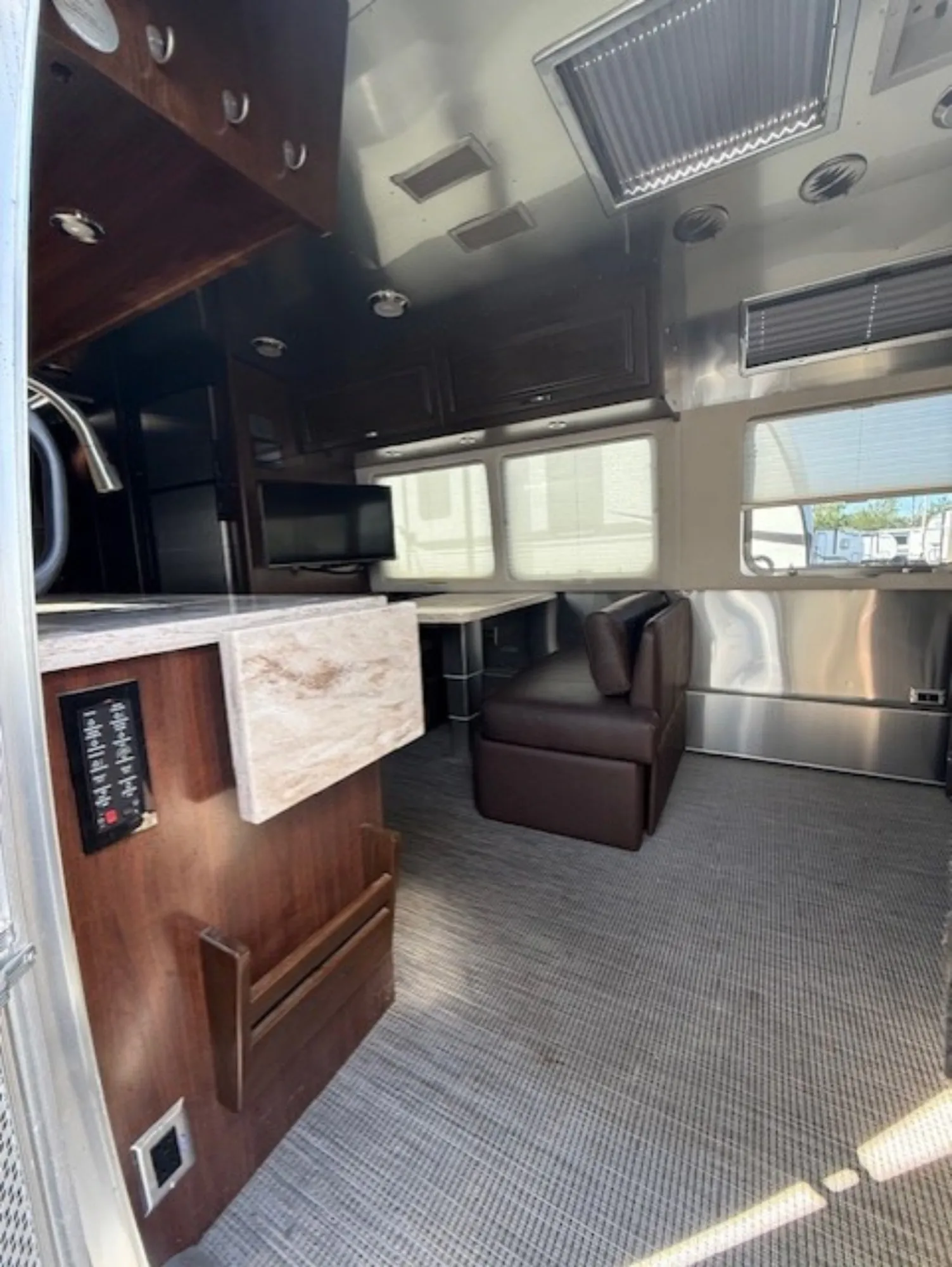 2018 airstream Classic 30RB - Photo 3