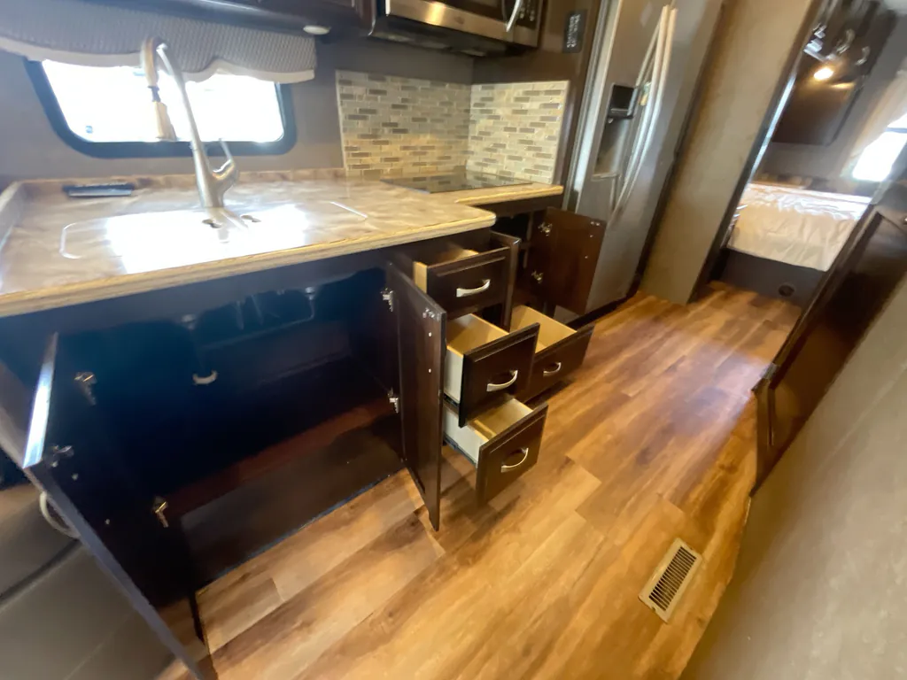 2017 Thor Motor Coach Challenger 37YT, Photos photo 11