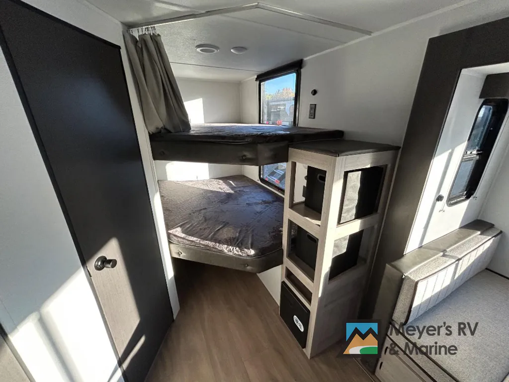 2027 East to West Della Terra 280BH, Photos photo 15