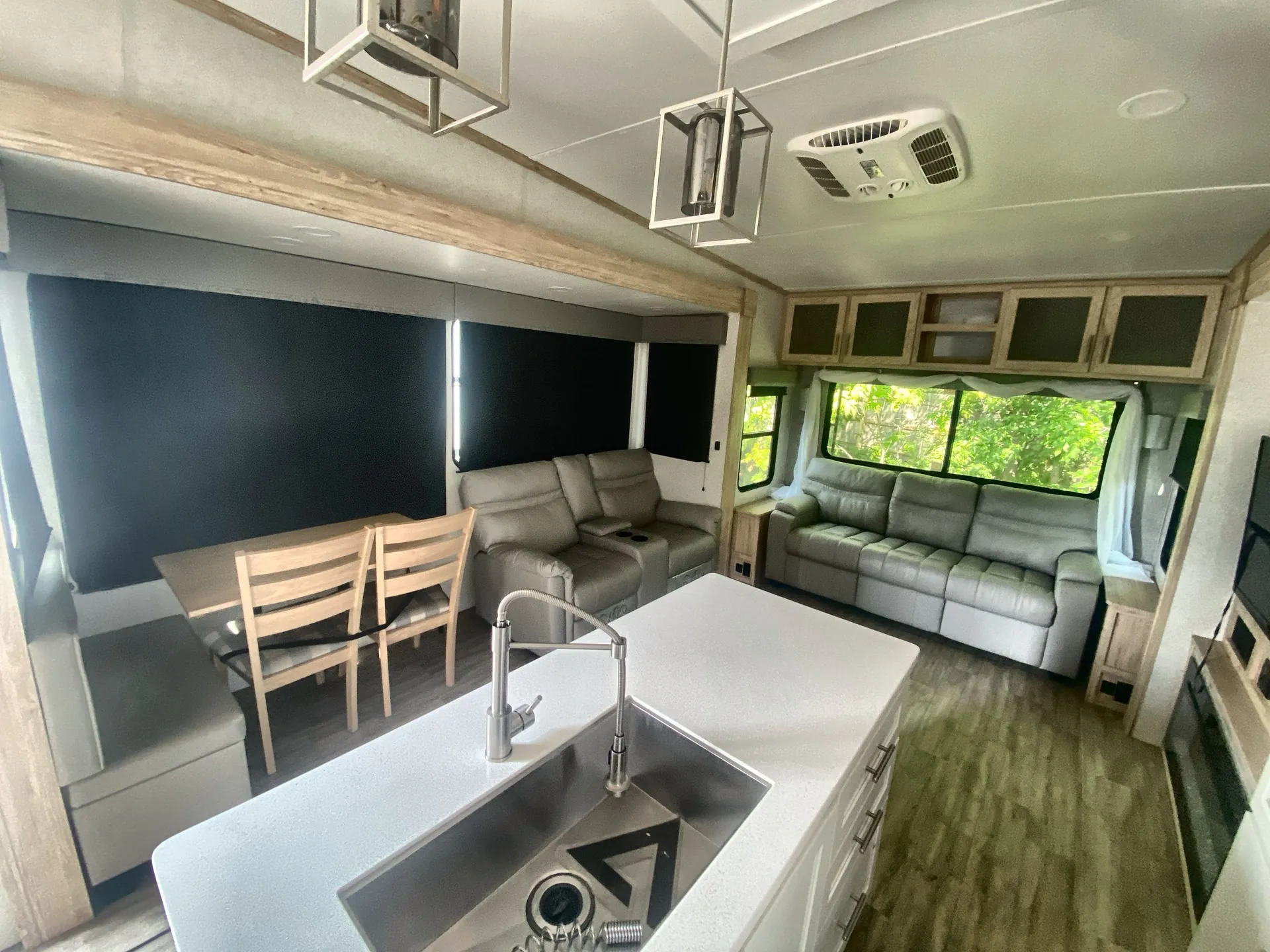 2022 Alliance RV Avenue 32RLS — living area main