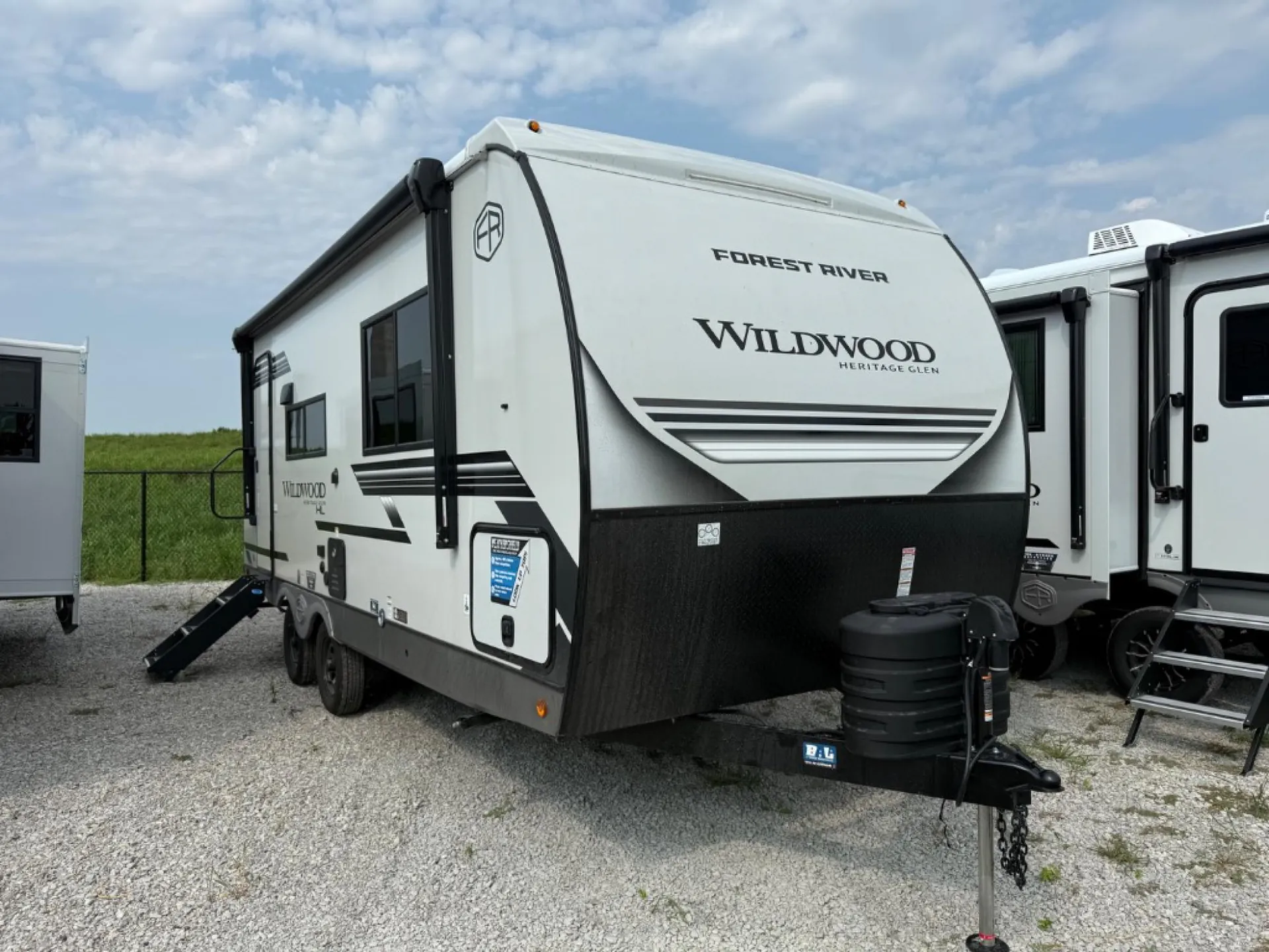 2027 Forest River RV Wildwood Heritage Glen Hyper-Lyte 21RBHL — Photo 6