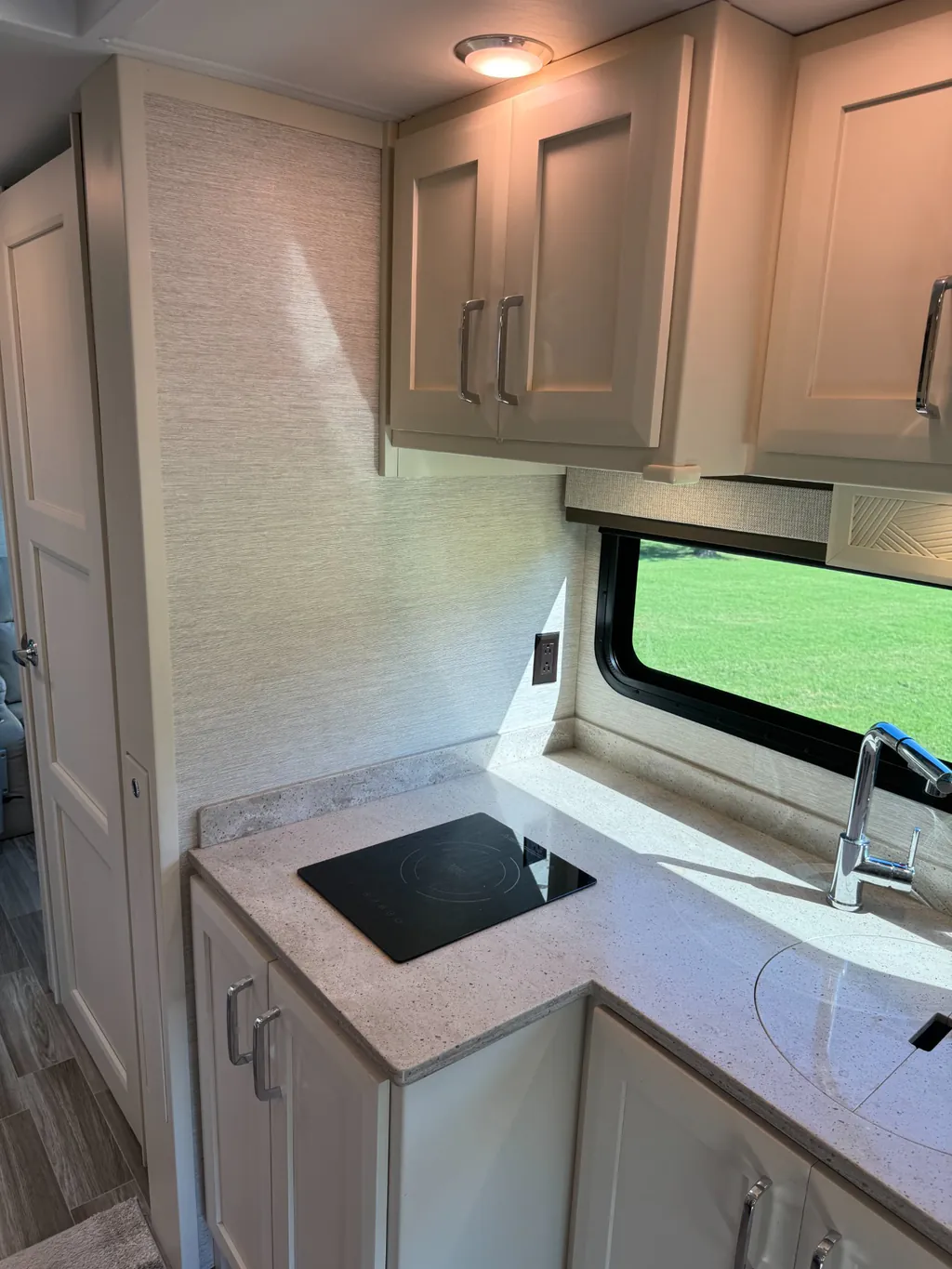 2024 Tiffin Wayfarer 25 RLW, Photos photo 14