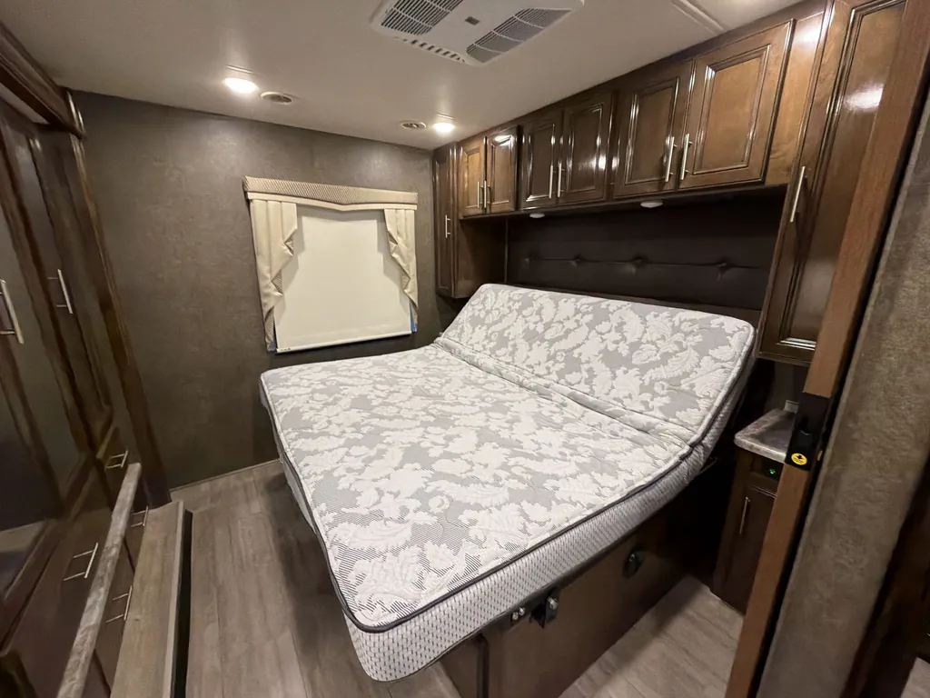 2020 Thor Motor Coach Challenger 35MQ, Photos photo 14