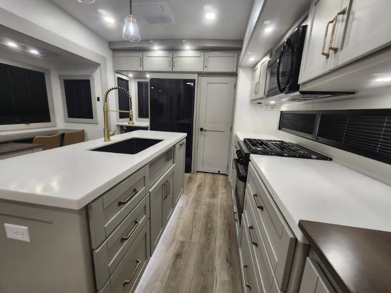 2025 Brinkley Model Z 3300, Photos photo 9