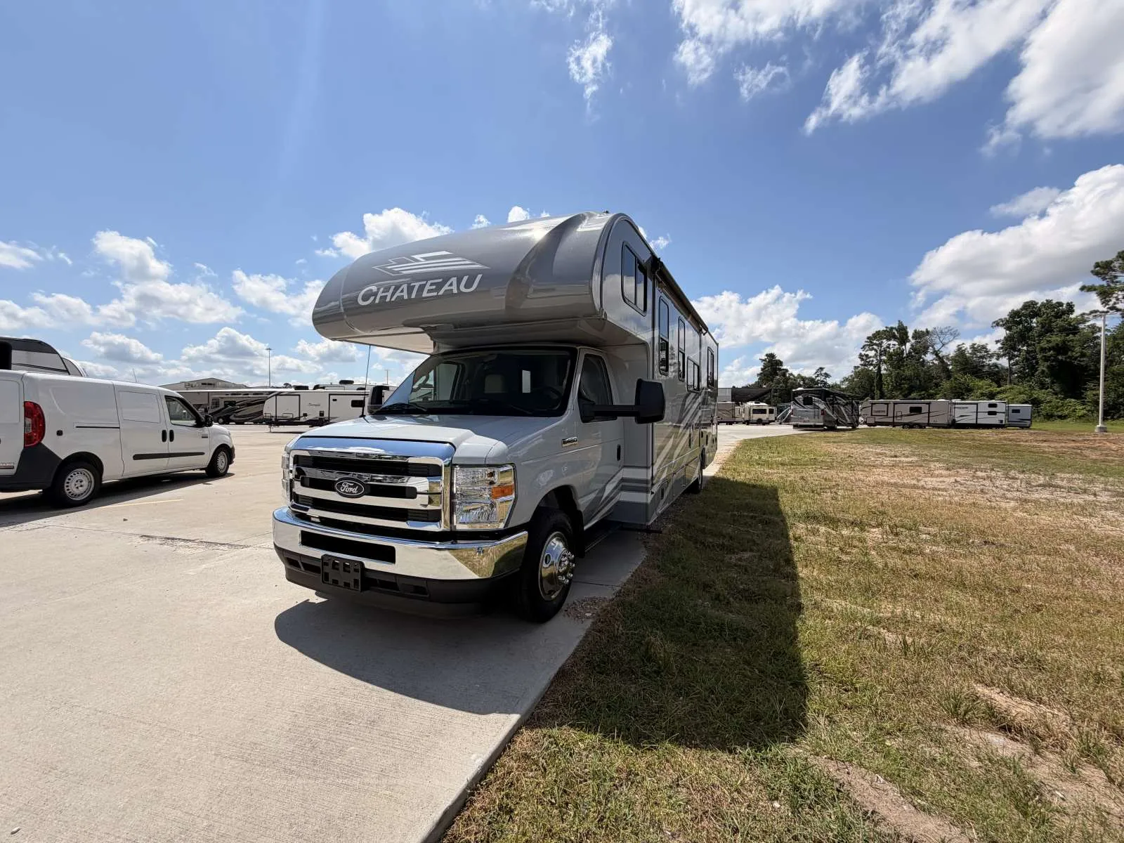 2027 Thor Motor Coach Chateau 29K - Photo 2