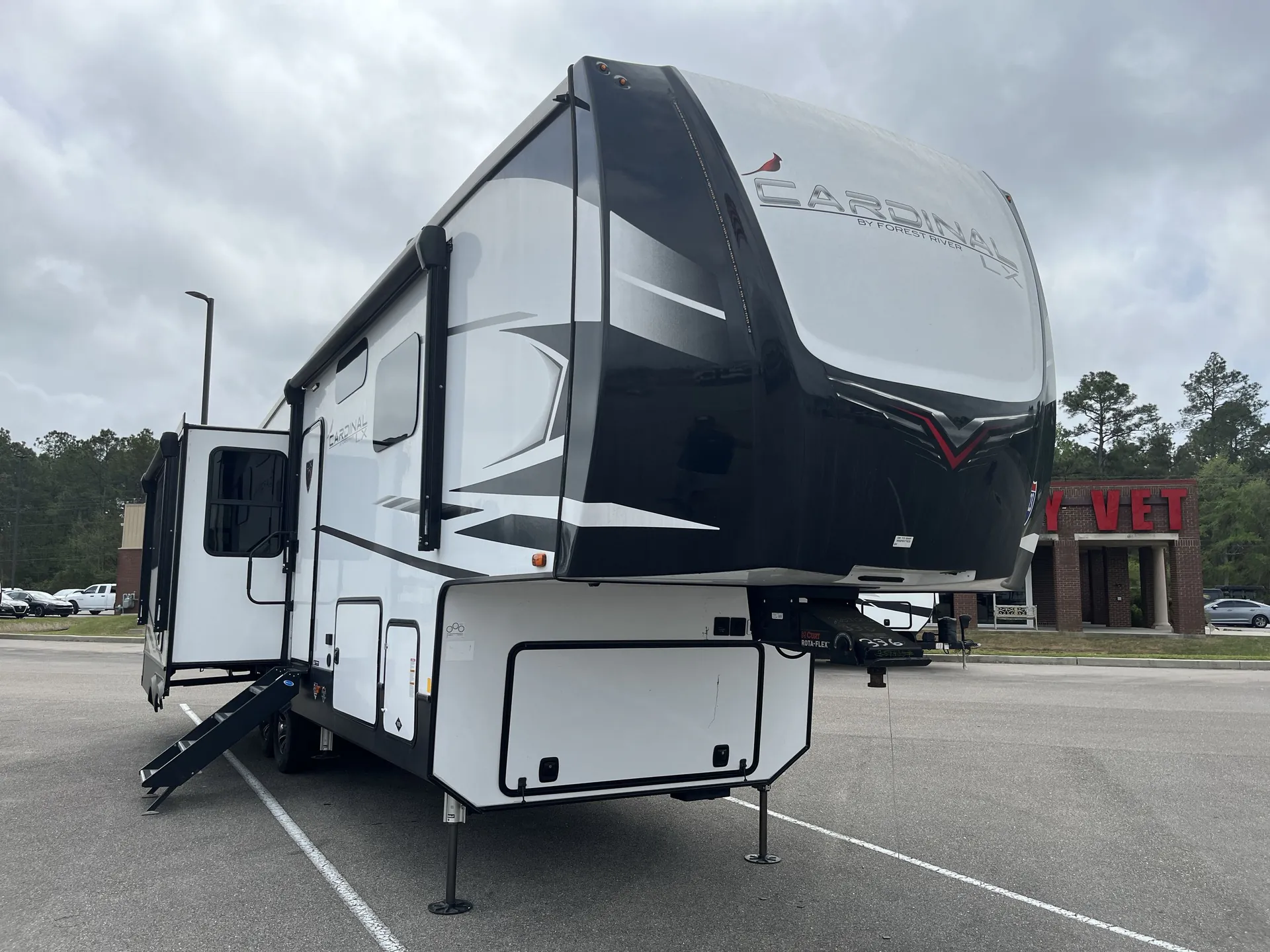 2023 Forest River Cardinal Luxury 320RLX - Photo 2
