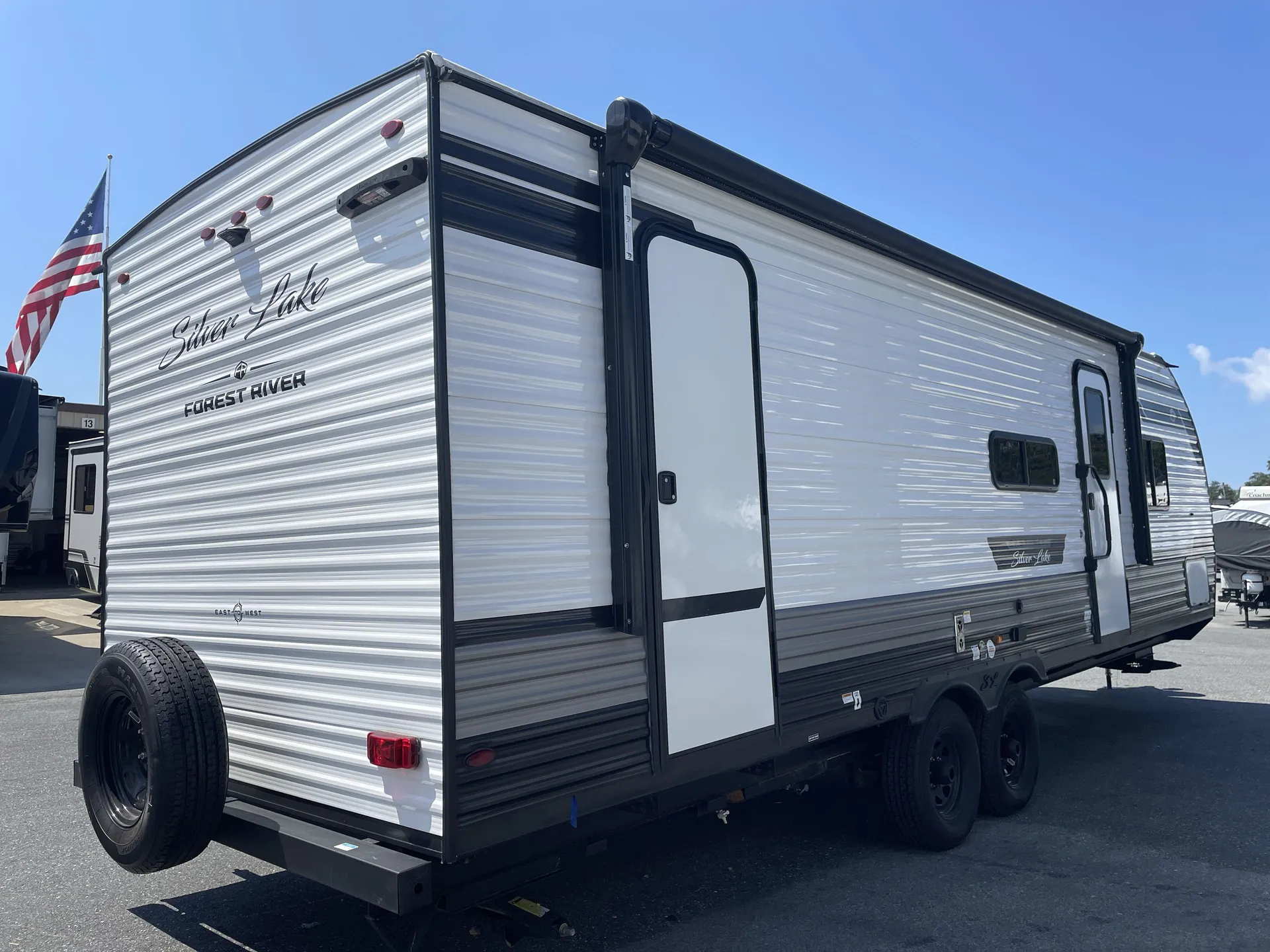 2025 East to West Silver Lake 2700BH — stove oven open