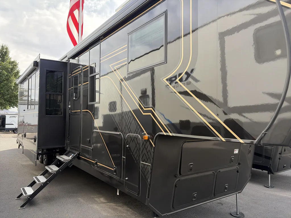 2026 Keystone Raptor 433, Photos photo 5