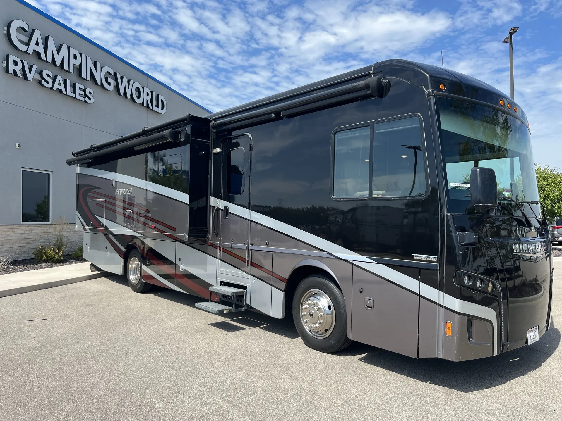 2019 Winnebago Forza 34T - Photo 2
